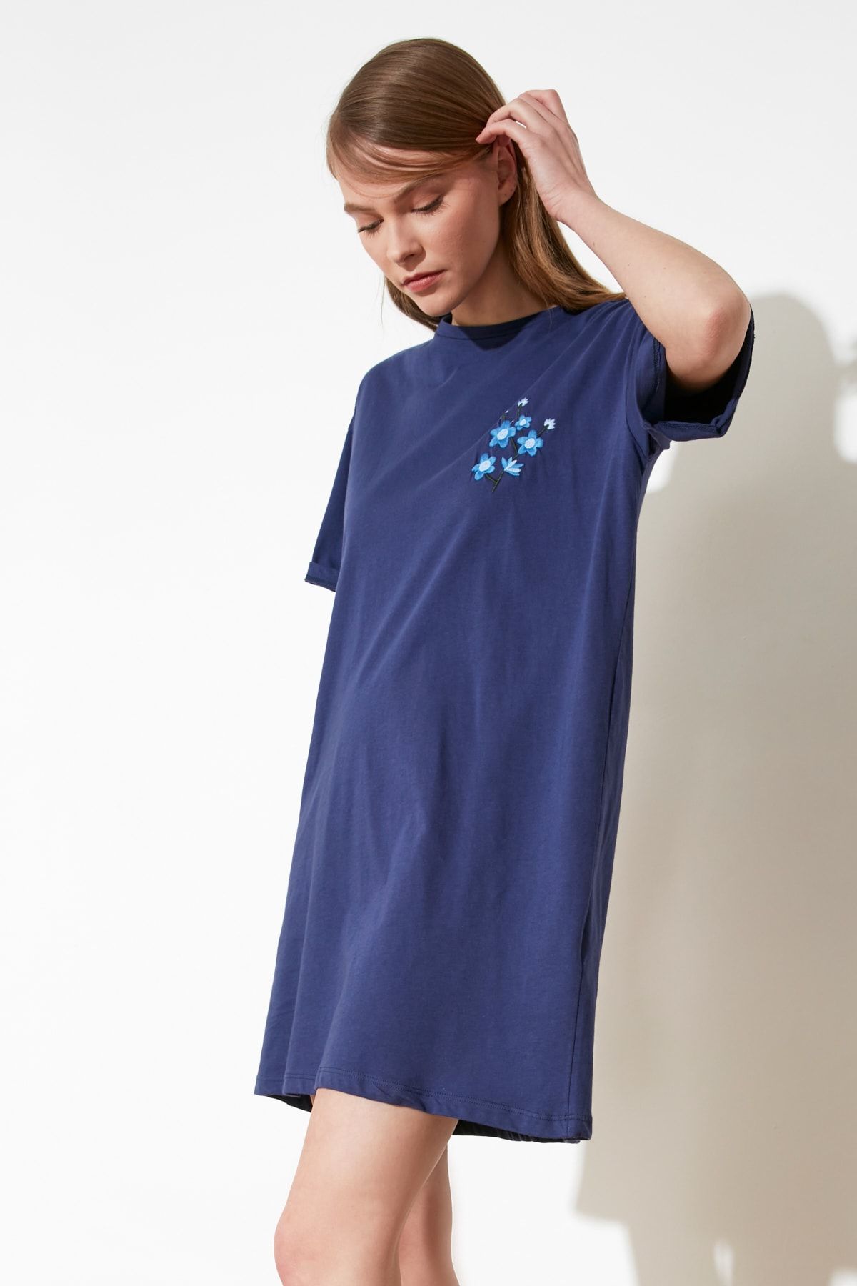 TRENDYOLMİLLA Lacivert Nakışlı Örme T-shirt Elbise TWOSS21EL1370