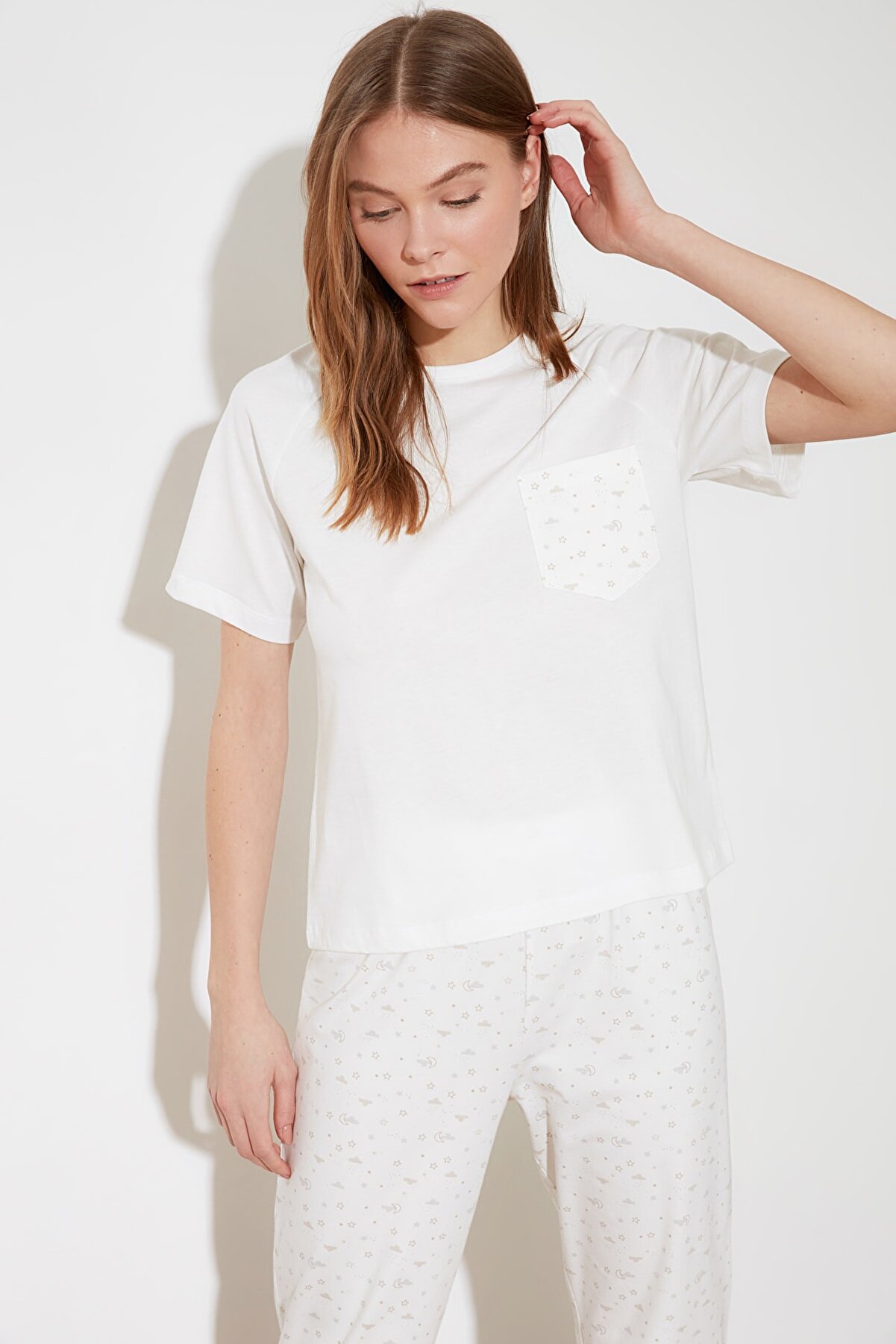 TRENDYOLMİLLA Beyaz Cep Detaylı Örme Pijama Takımı THMSS21PT0173