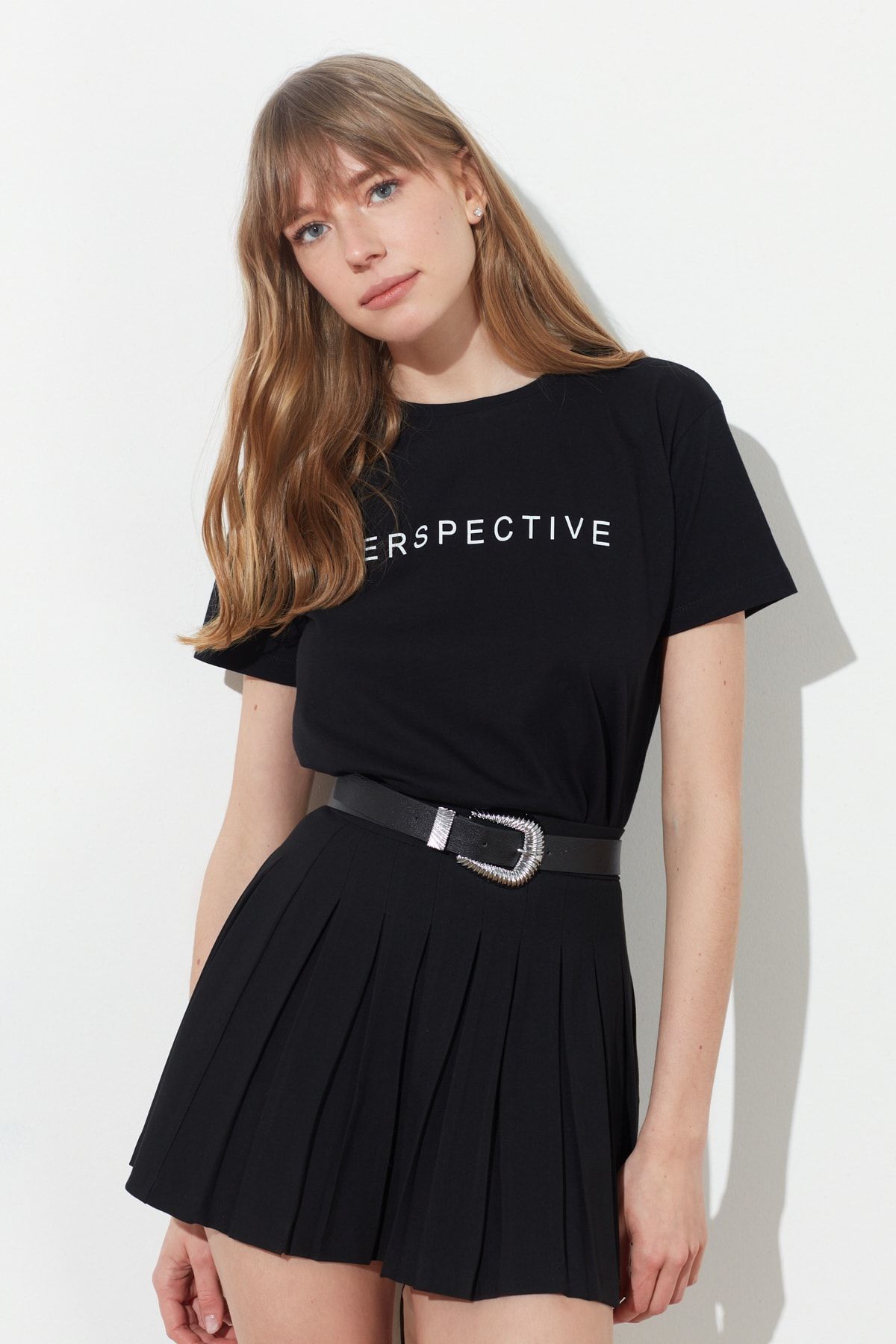 TRENDYOLMİLLA Siyah Baskılı Semifitted Örme T-Shirt TWOSS21TS0557