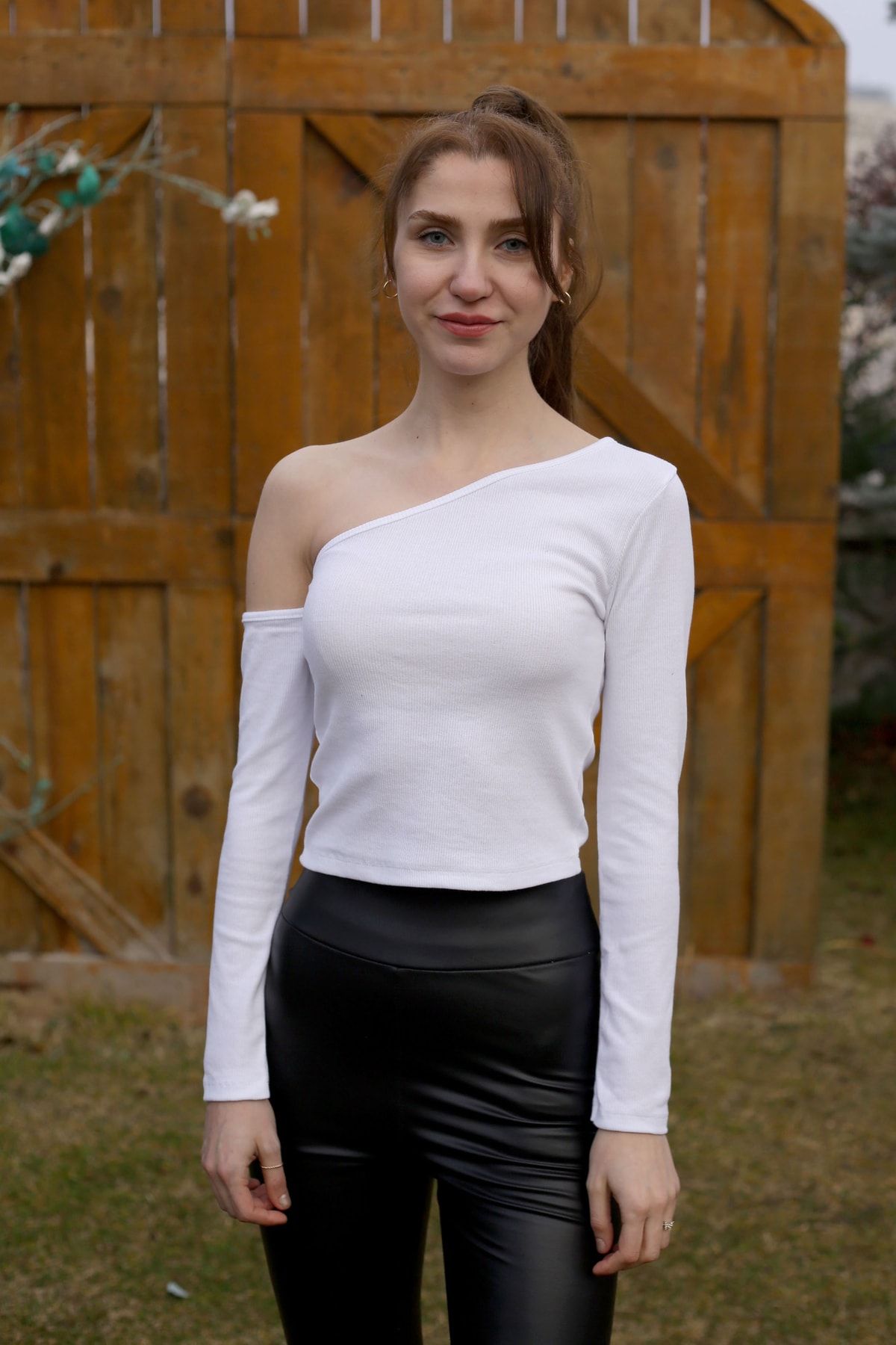 CNSBTK Kadın Omuz Dekolte Detay Uzun Kollu Beyaz Bluz