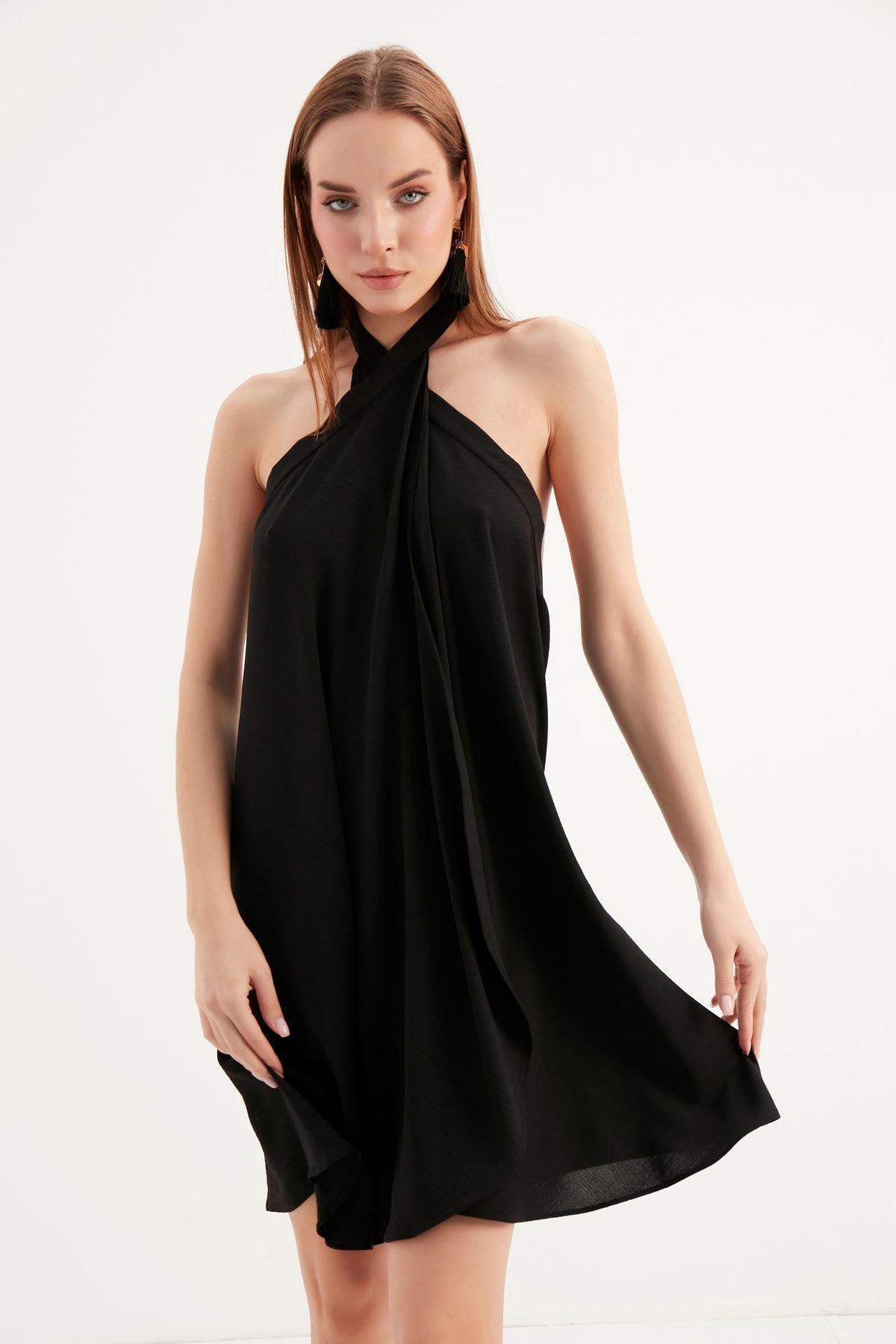alpira Kadın Elbise Ayrobin Kumaş Boyundan Bağlamalı Kolsuz Tasarım Elbise M0015s