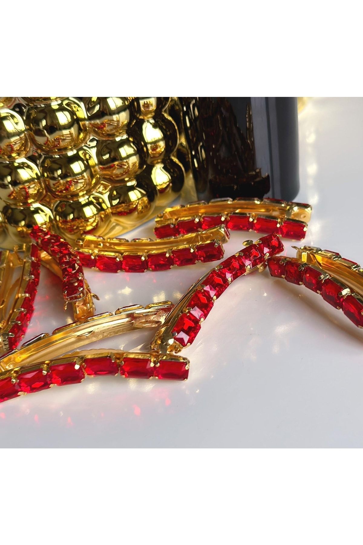 QUEEN AKSESUAR Gold Altın Metal Lüks Renkli Kristal Cam Taşlı Muz Toka Klipsli Dikdörtgen Kare Model Kırmızı