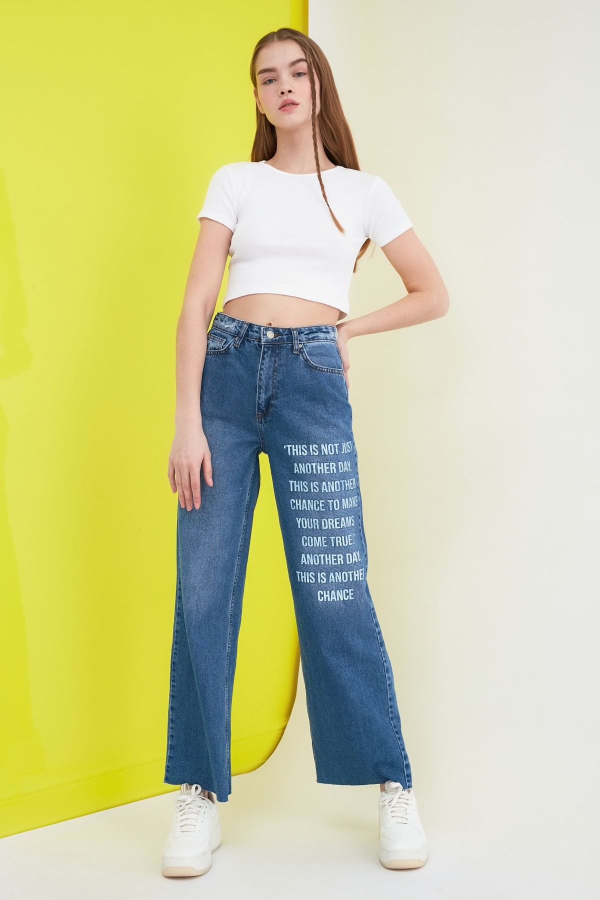 TRENDYOLMİLLA Lacivert Baskılı Yırtık Detaylı Yüksek Bel 90's Wide Leg Jeans TWOSS21JE0326