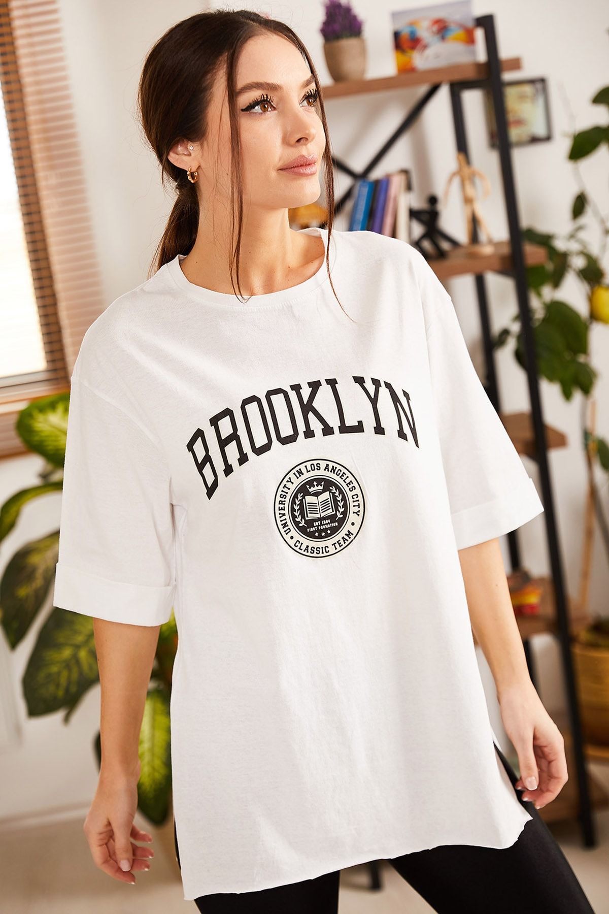 armonika Kadın Beyaz Brooklyn Yazılı Yuvarlak Yaka Yanı Yırtmaçlı T-Shirt ARM-21K012027