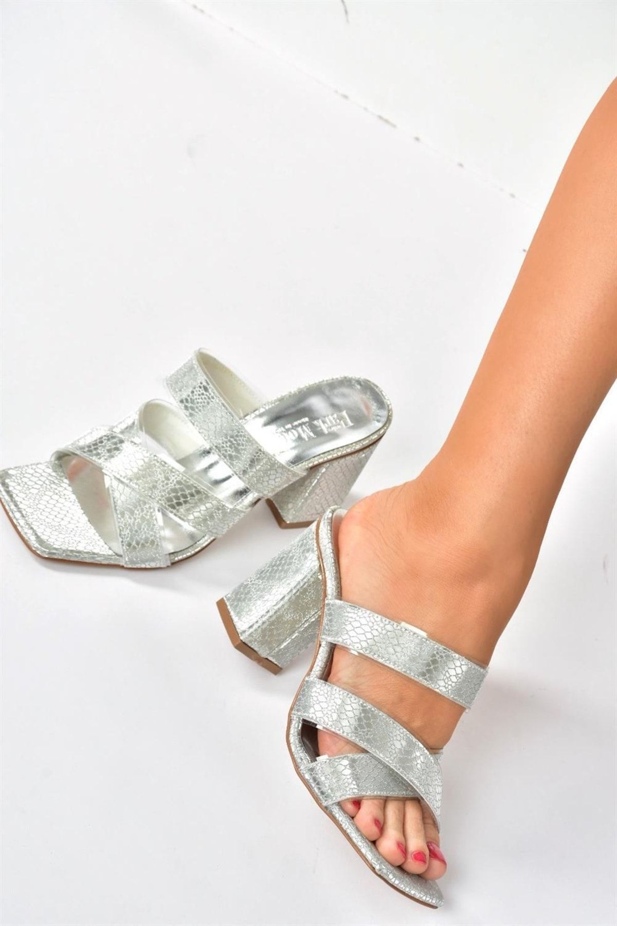 Fox Shoes Gümüş Yılan Baskı Topuklu Kadın Terlik P820207007