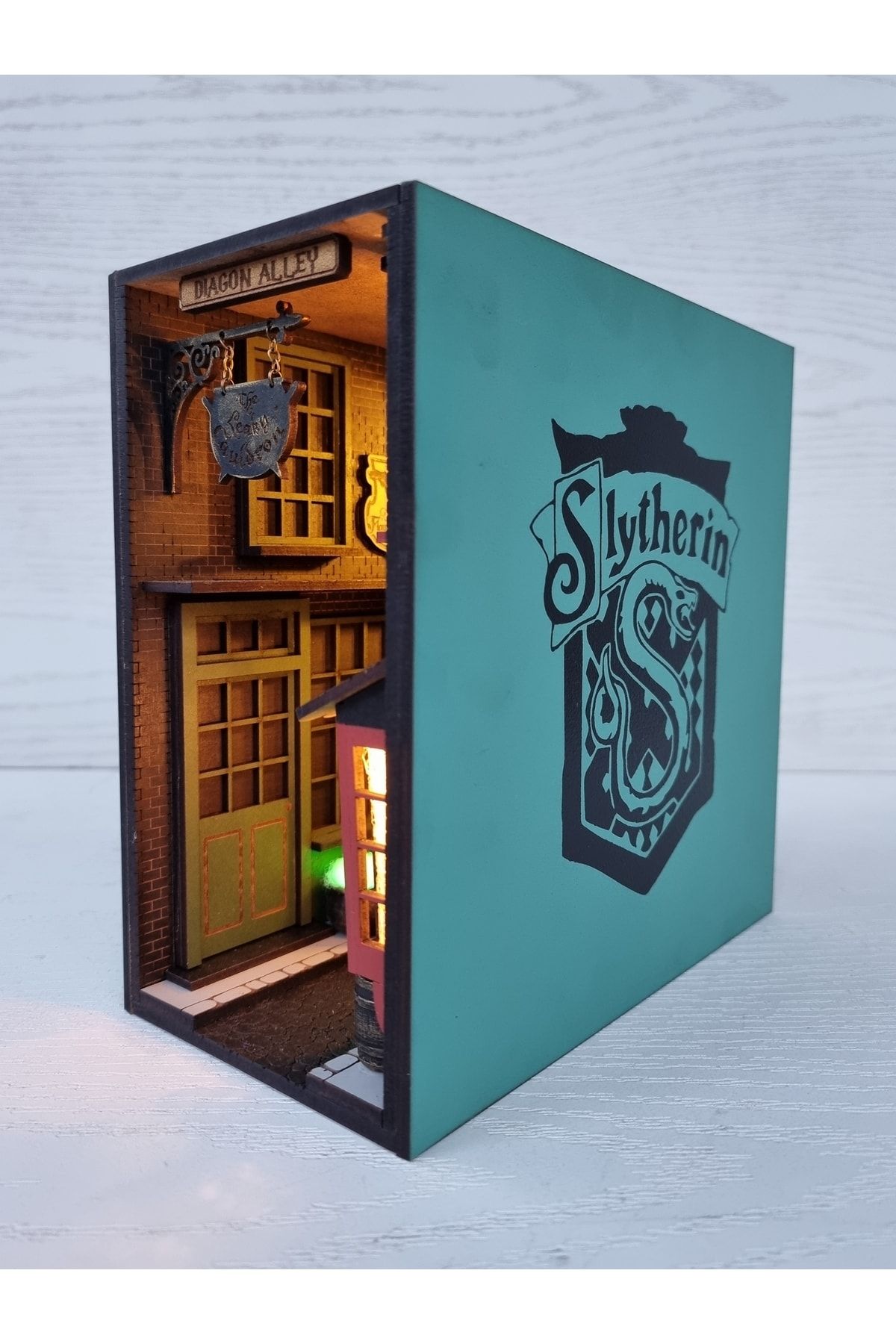 Zebrami Slytherin - Harry Potter Diagon Yolu Işıklı Kitaplık Dekoru - Book Nook V2