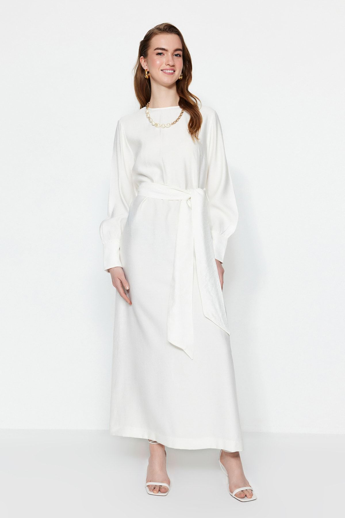 TRENDYOL MODEST Beyaz Geniş Kuşaklı Fermuar Manşetli Dokuma Keten Görünümlü Elbise TCTSS23EB00219