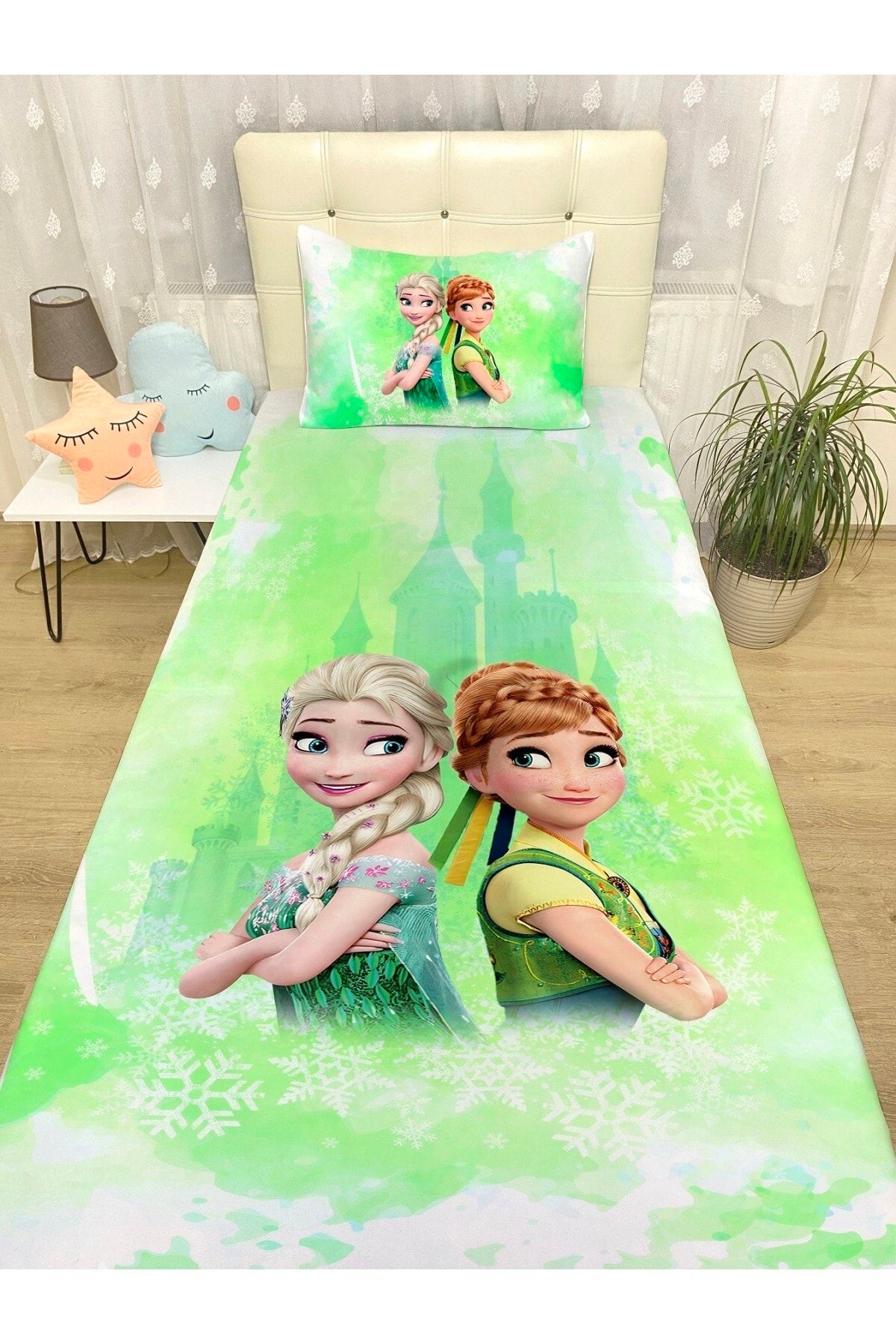Evpanya Yeşil Rüya Kalesi Anna Ve Elsa Kardeşler Desenli Yatak Örtüsü Ve Yastık Kılıfı