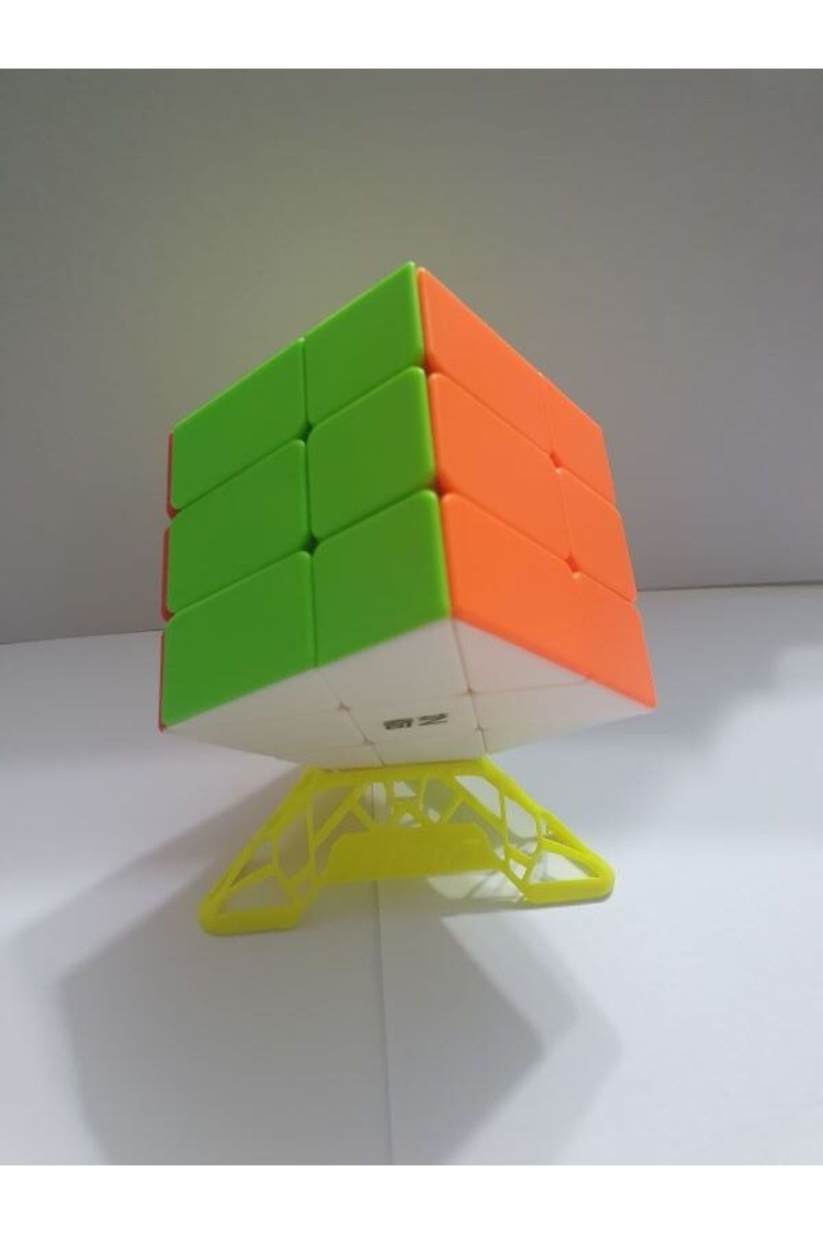 Qiyi Speed Cube 3x3x3 Windmill ( Etiketsiz ) Zeka Küpü Sarı Renkli Küp Standı Hediyeli