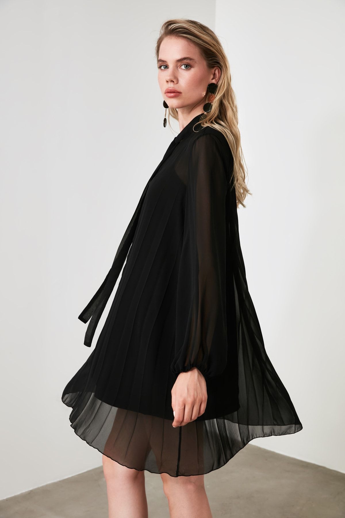 TRENDYOLMİLLA Siyah Fular Yaka Plise Elbise TCLSS19EH0027