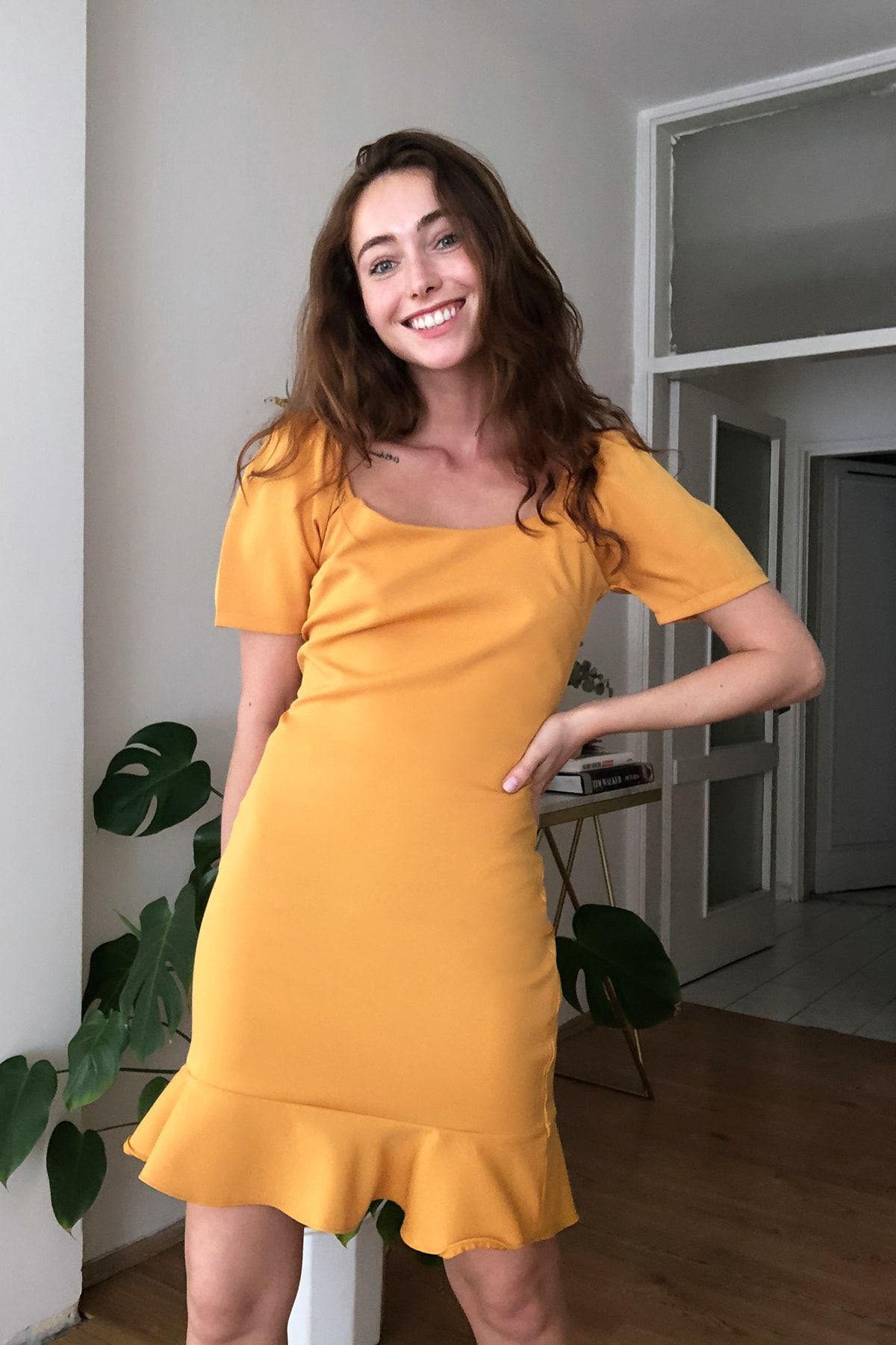 TRENDYOLMİLLA Sarı Vücudu Saran Volanlı Mini Dokuma Elbise TWOSS20EL0399