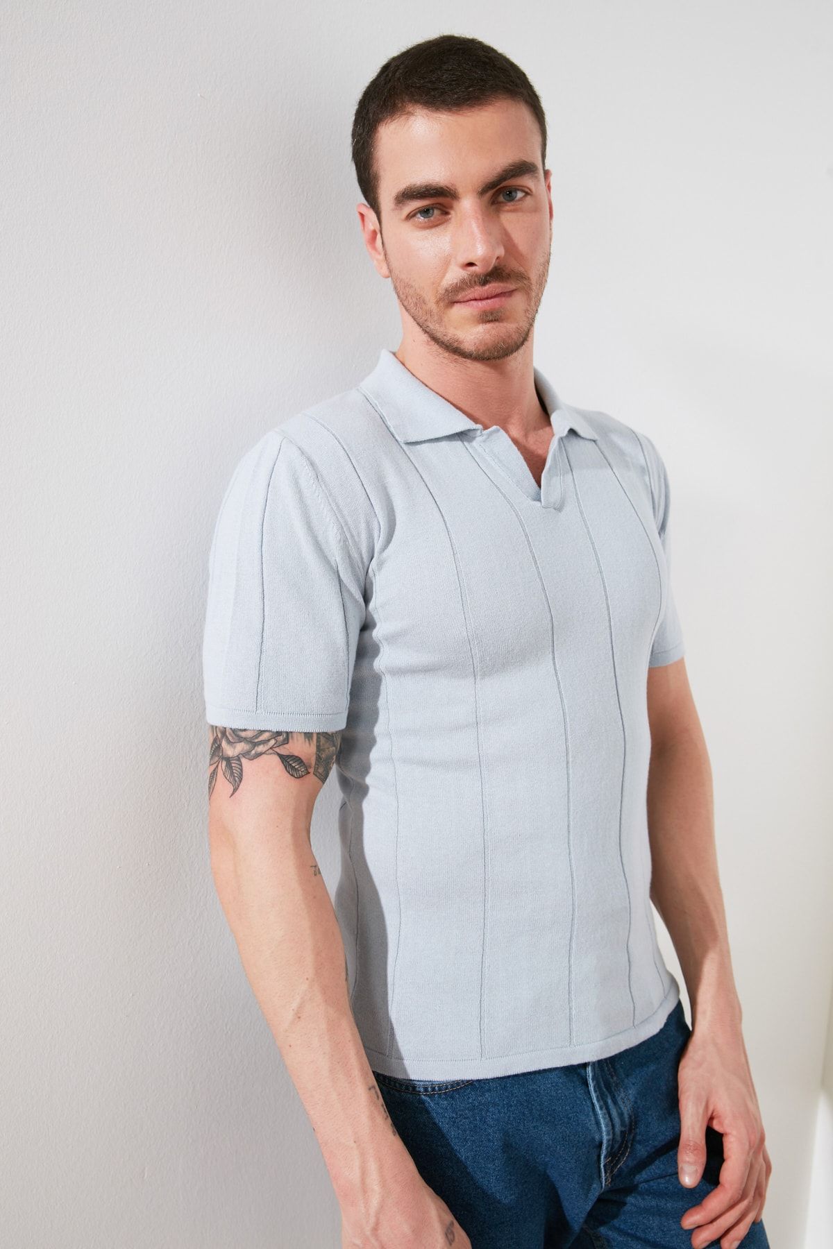 TRENDYOL MAN Mavi Erkek Slim Fit Kaçık Patlı Triko T-Shirt TMNSS20TS0149