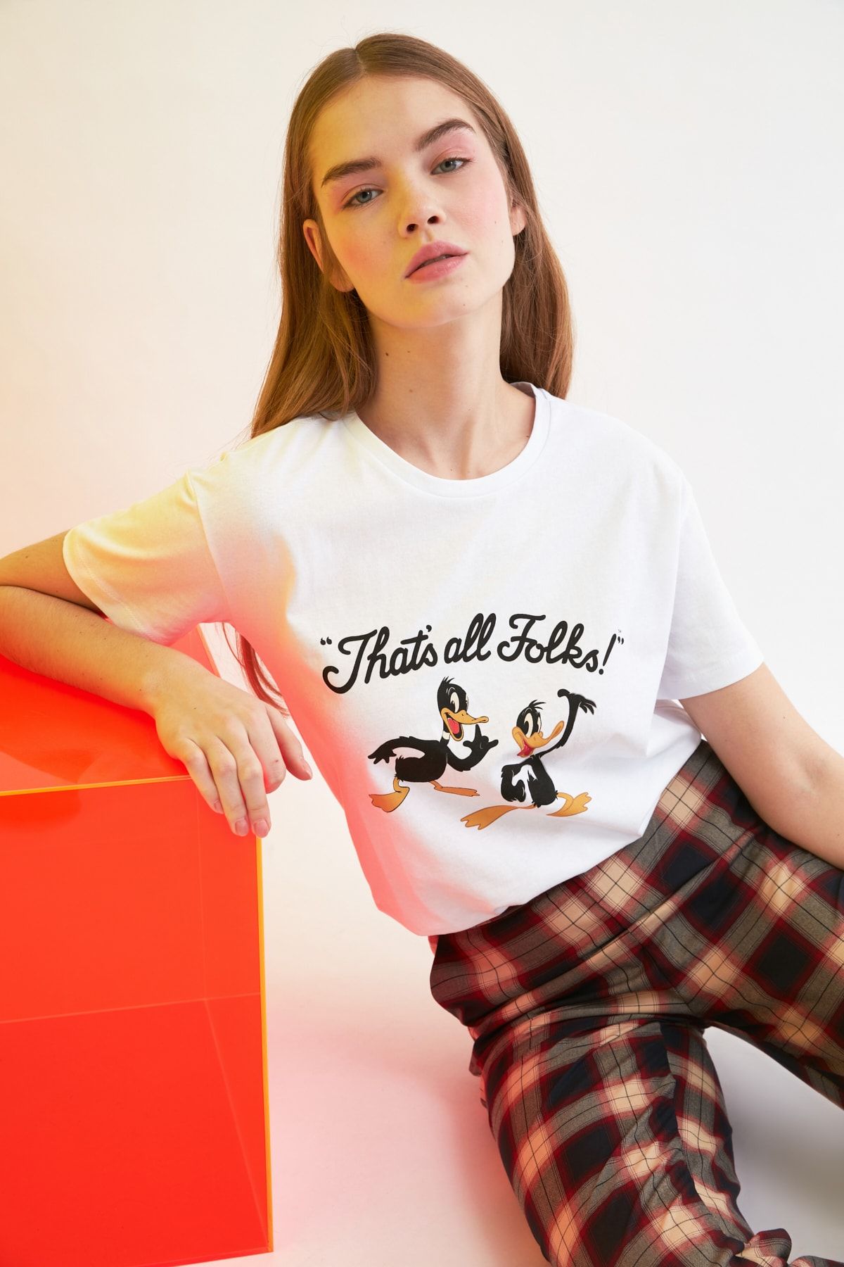 TRENDYOLMİLLA Beyaz Lisanslı Daffy Duck Baskılı Semifitted Örme T-Shirt TWOSS21TS0048