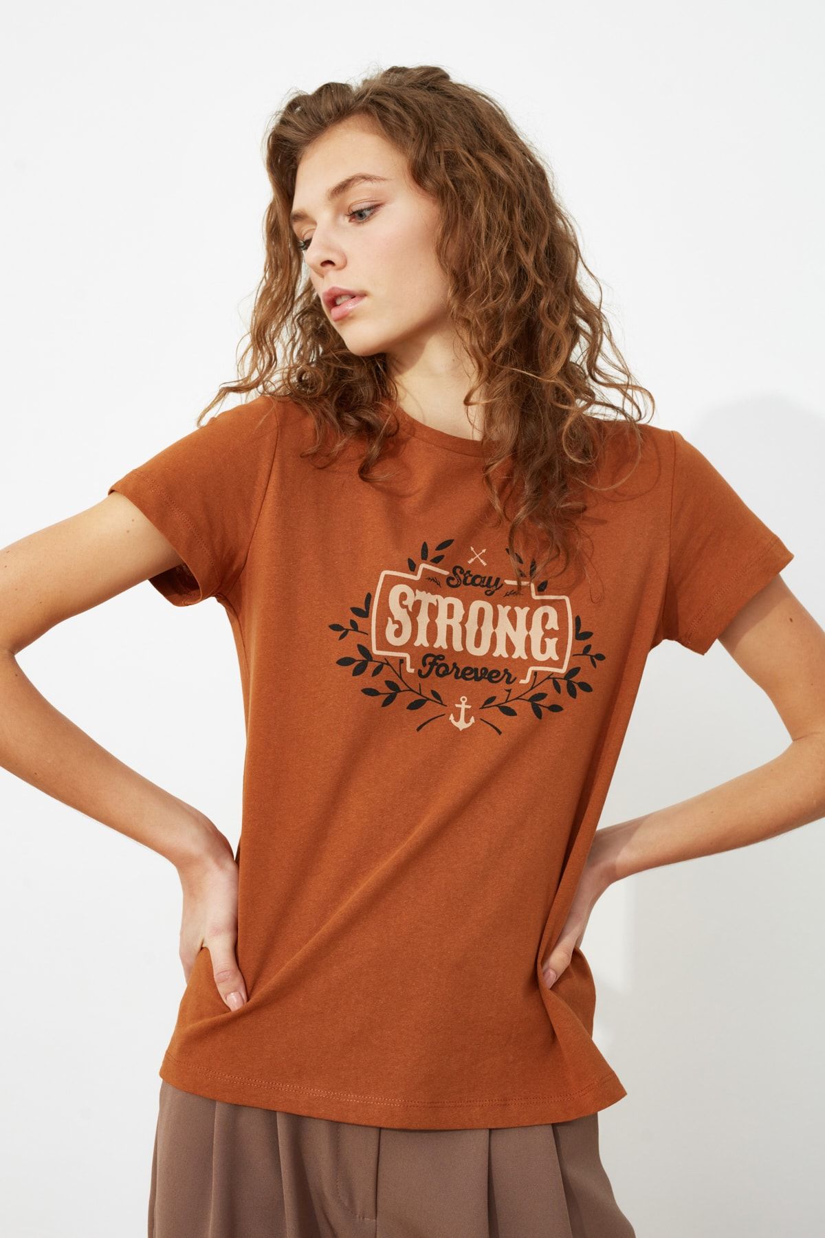 TRENDYOLMİLLA Camel Baskılı Basic Örme T-Shirt TWOSS21TS0057
