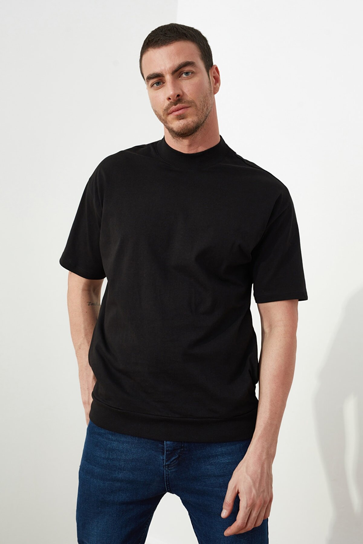 TRENDYOL MAN Siyah Erkek Dik Yakalı Regular Fit  T-Shirt TMNSS21TS0207