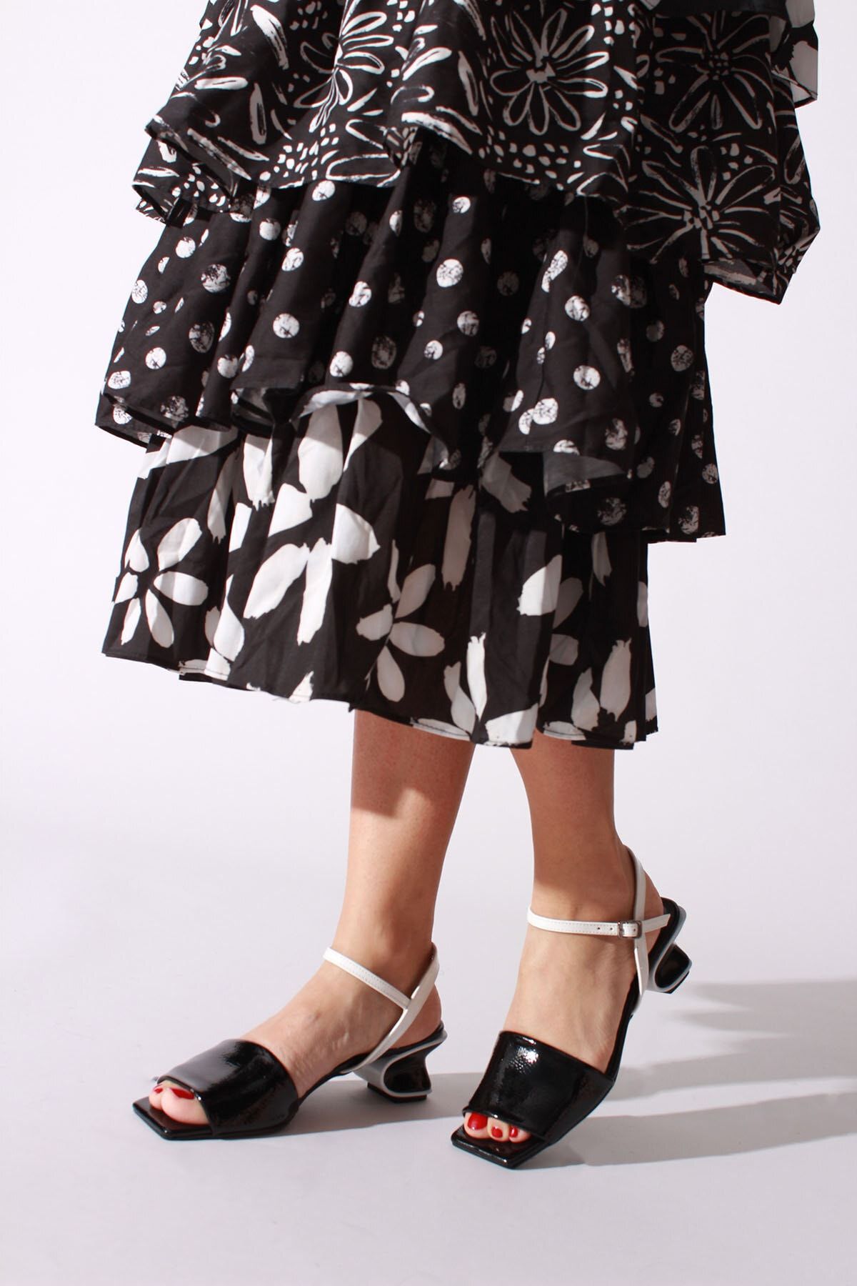 Rovigo Siyah Beyaz Kırışık Rugan Kadın Klasik Ayakkabı
