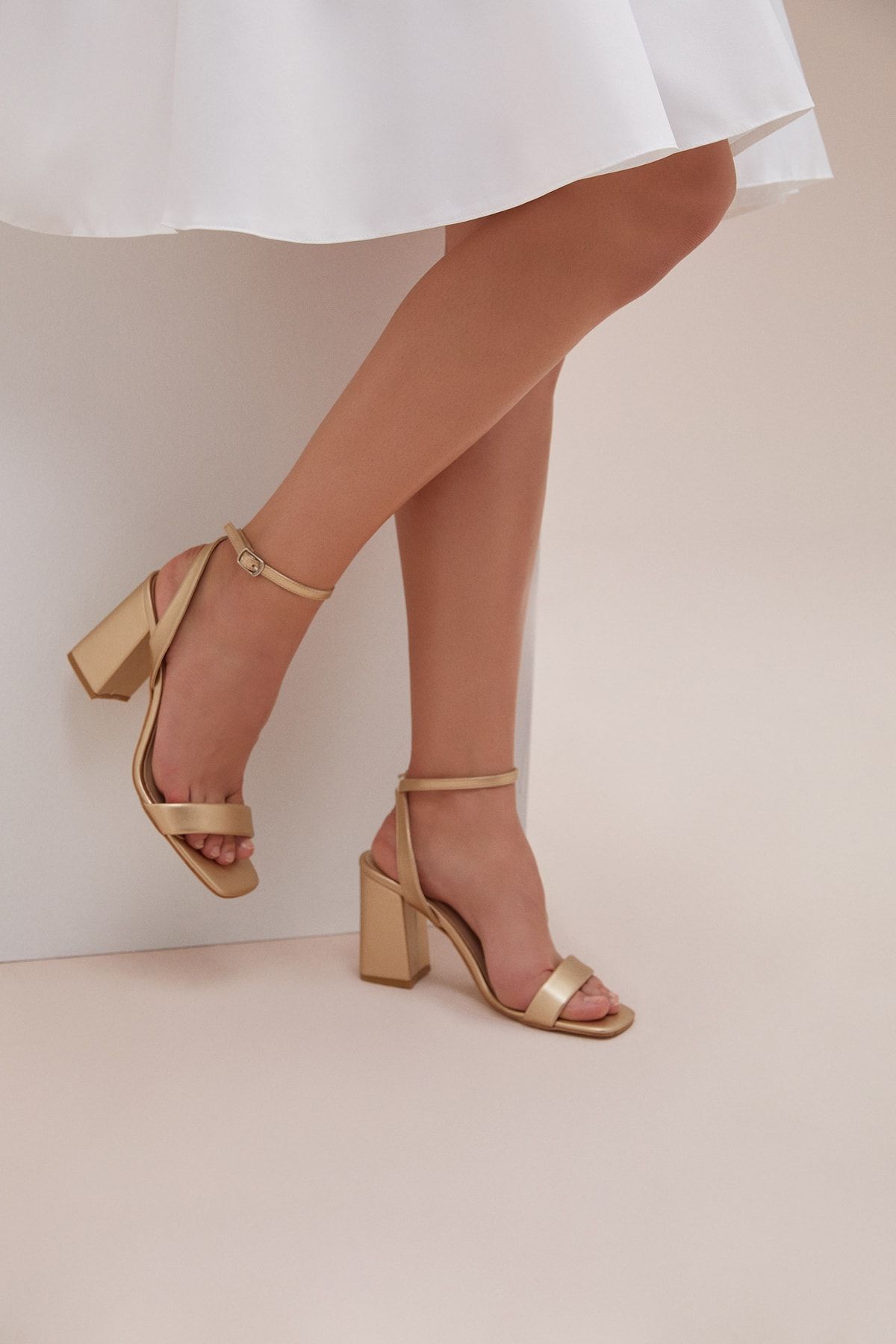 Oleg Cassini Gold Rengi Ince Bantlı Kalın Topuklu Abiye Ayakkabısı
