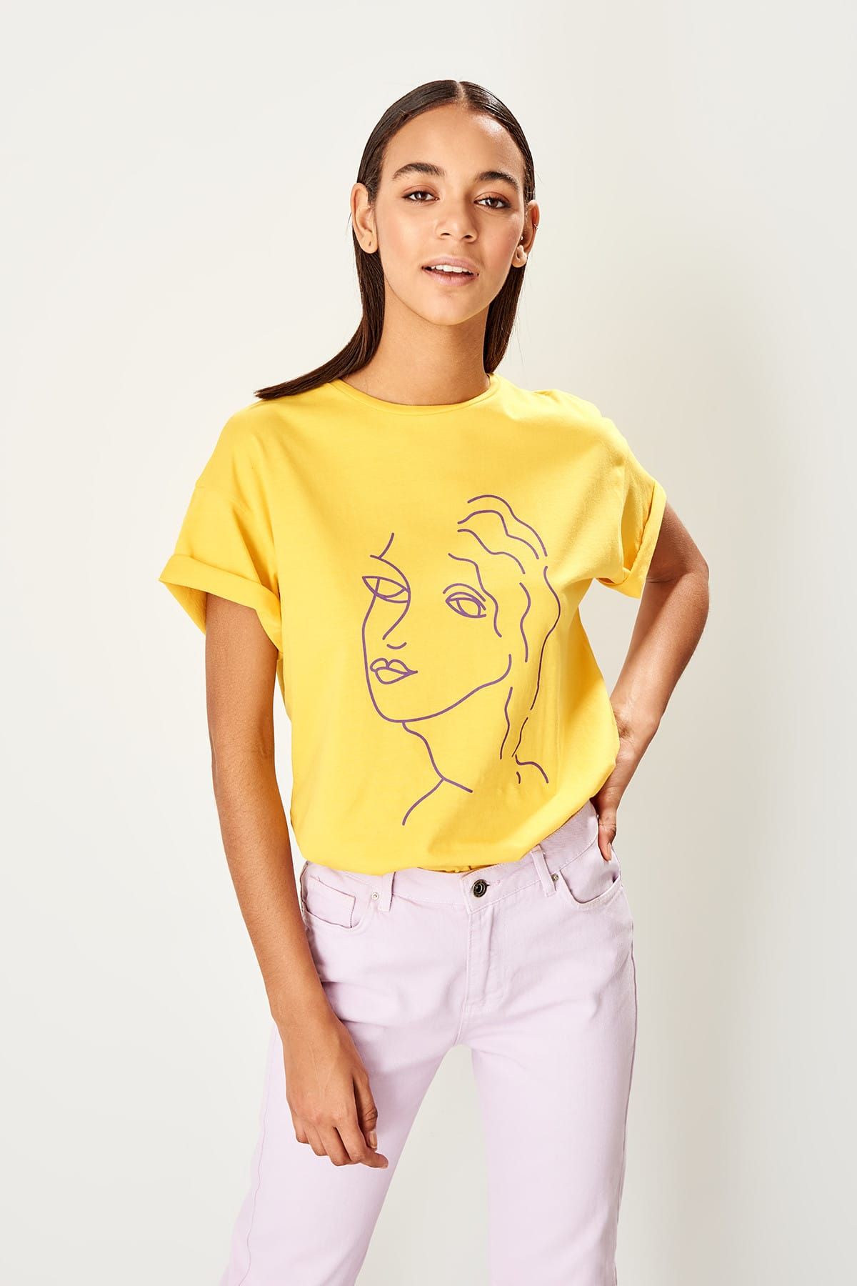 TRENDYOLMİLLA Sarı Baskılı Boyfriend Örme T-shirt TWOSS19AD0039
