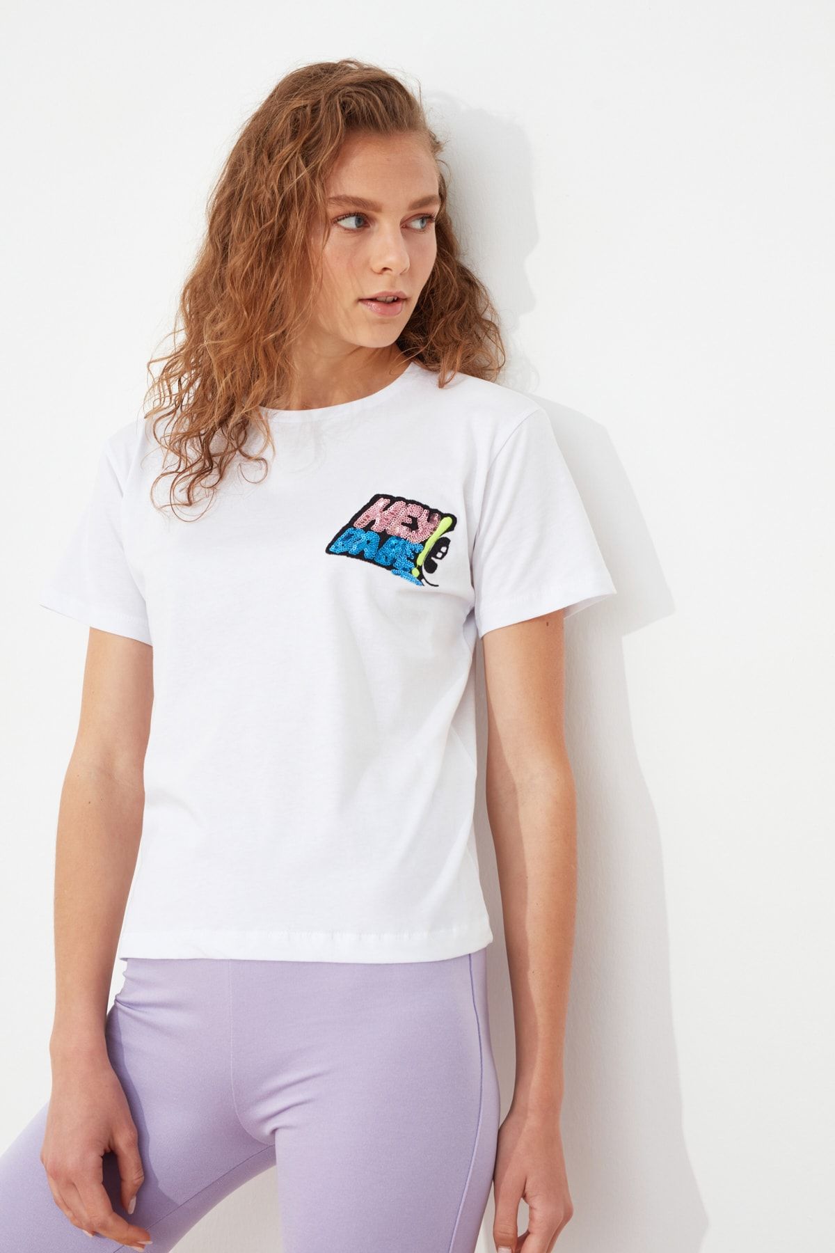 TRENDYOLMİLLA Beyaz Baskılı Semifitted Örme T-Shirt TWOSS21TS2534