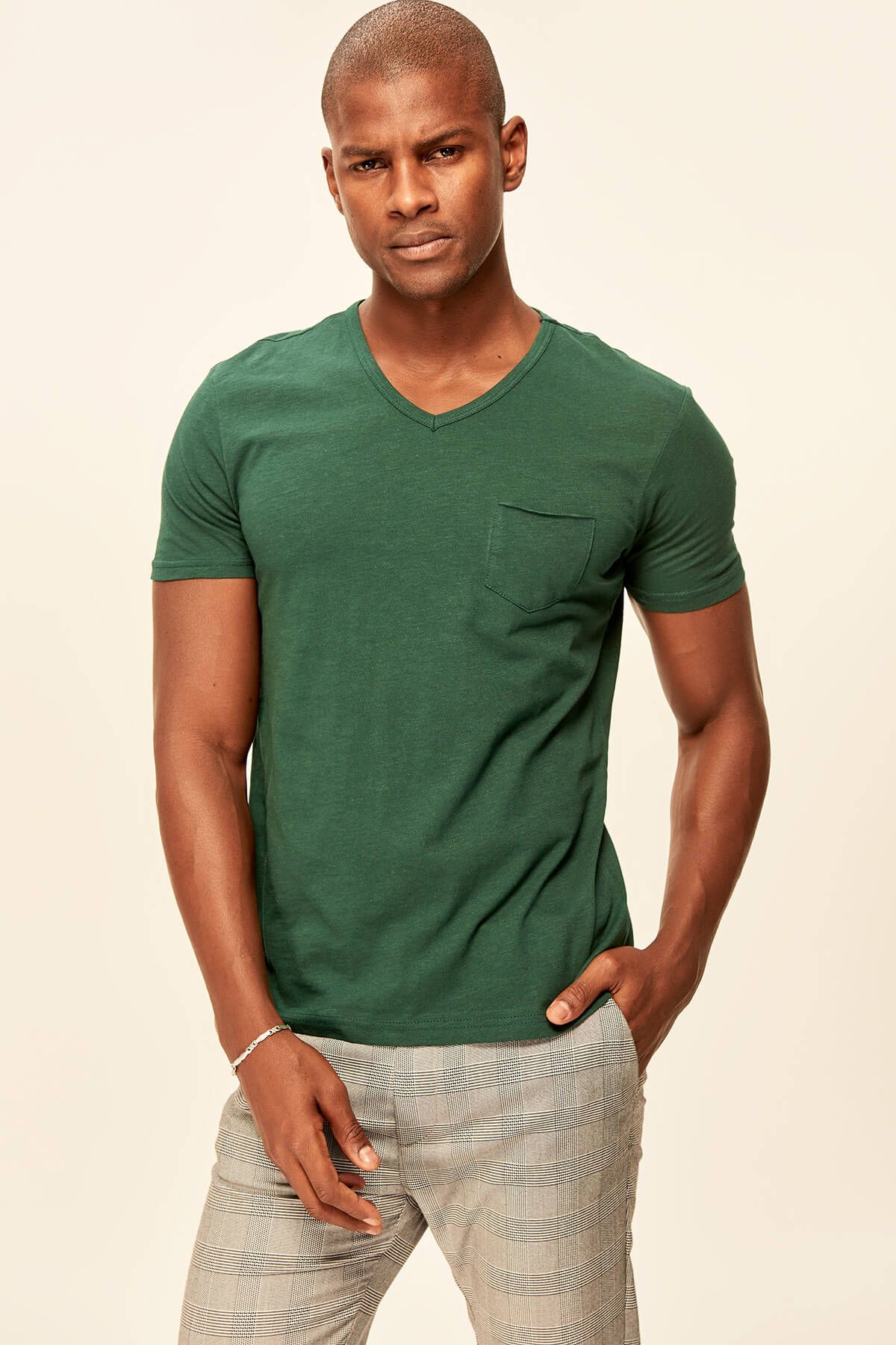 TRENDYOL MAN Yeşil Basıc Erkek V Yaka Cep Detaylı T-Shirt TMNSS19BO0003