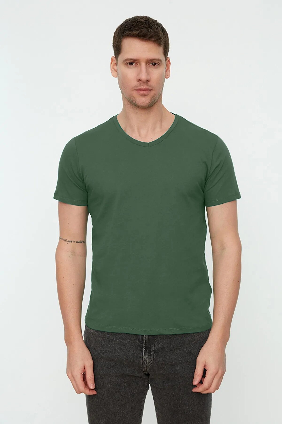 TRENDYOL MAN Yeşil Basic Slim V Yaka Kısa Kollu %100 Pamuklu T-Shirt TMNSS19BO0002