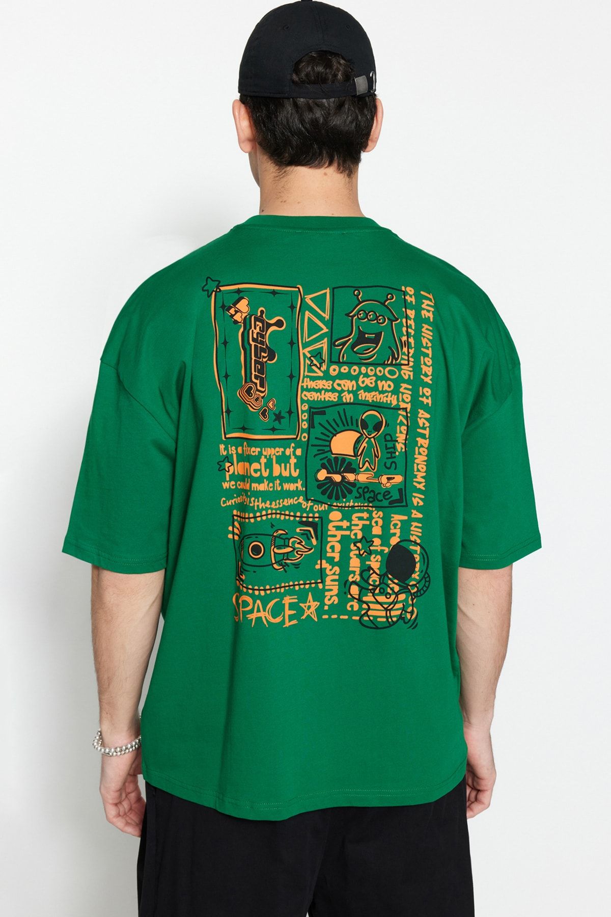 TRENDYOL MAN Yeşil  Oversize/Geniş Kesim %100 Pamuklu Sırt Baskılı Kısa Kollu T-Shirt TMNSS23TS00168
