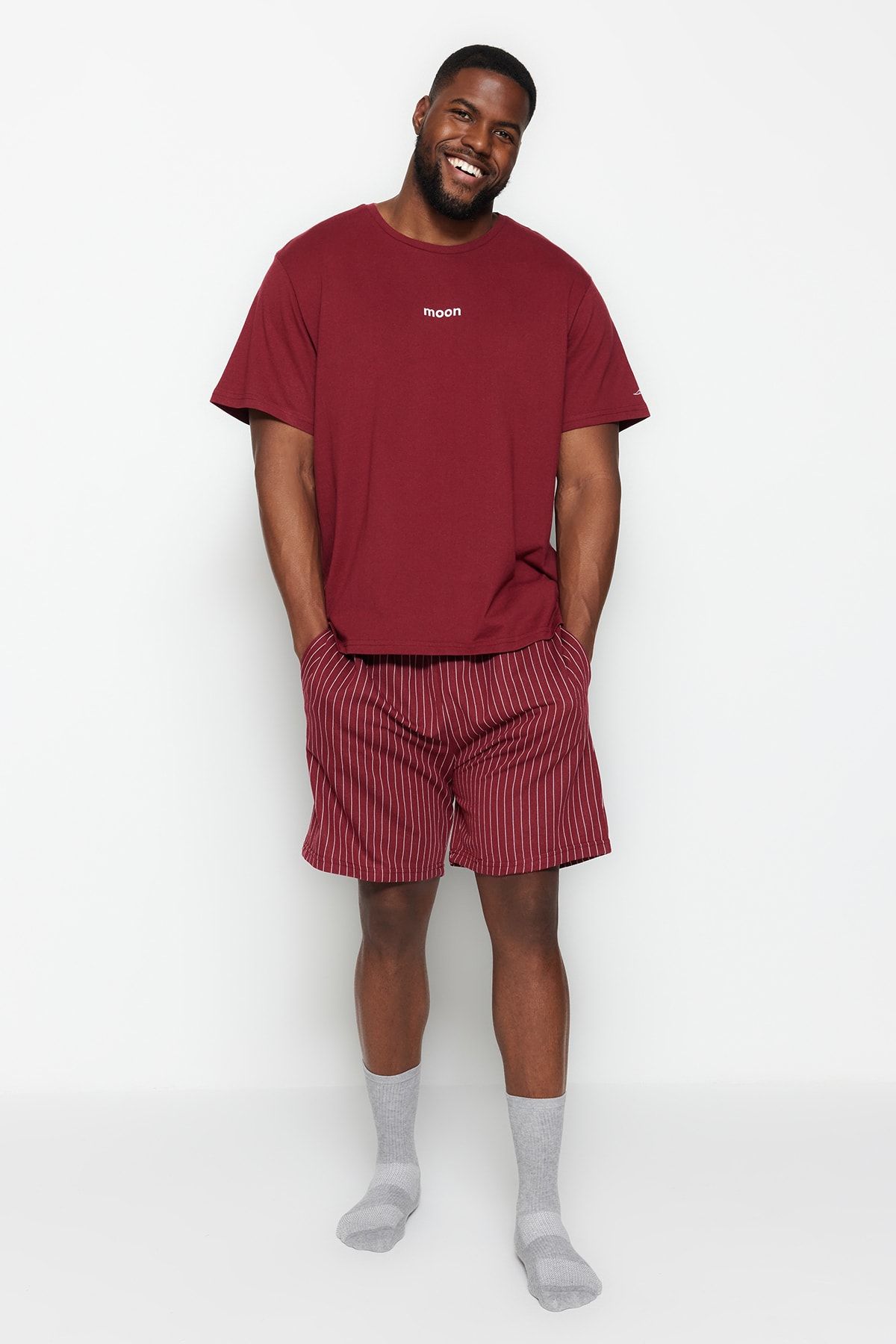 TRENDYOL MAN Büyük Beden Bordo Regular Fit Rahat Baskılı Şortlu Pijama Takımı TMNSS23PT00014