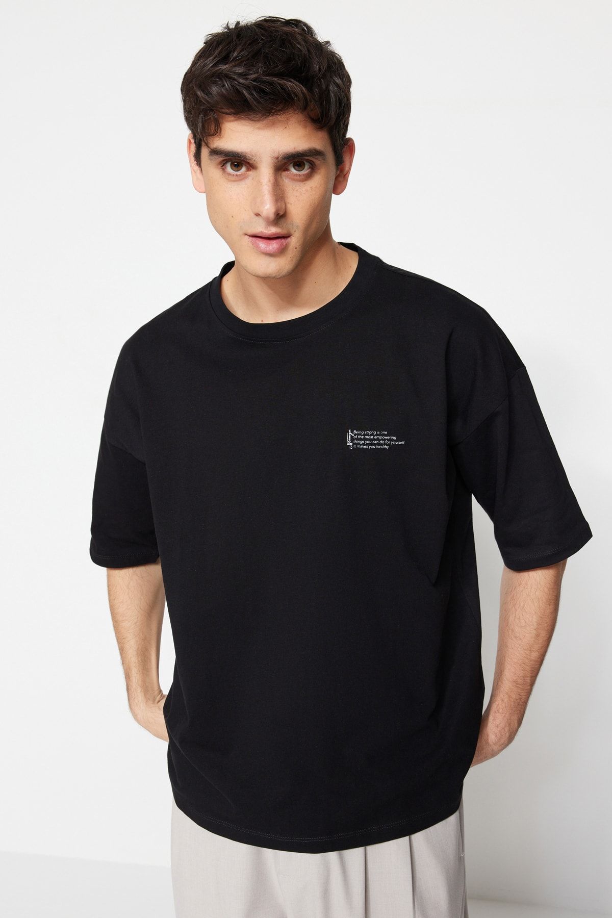 TRENDYOL MAN Siyah  Oversize %100 Pamuklu Minimal Yazı Baskılı T-Shirt TMNSS23TS00084