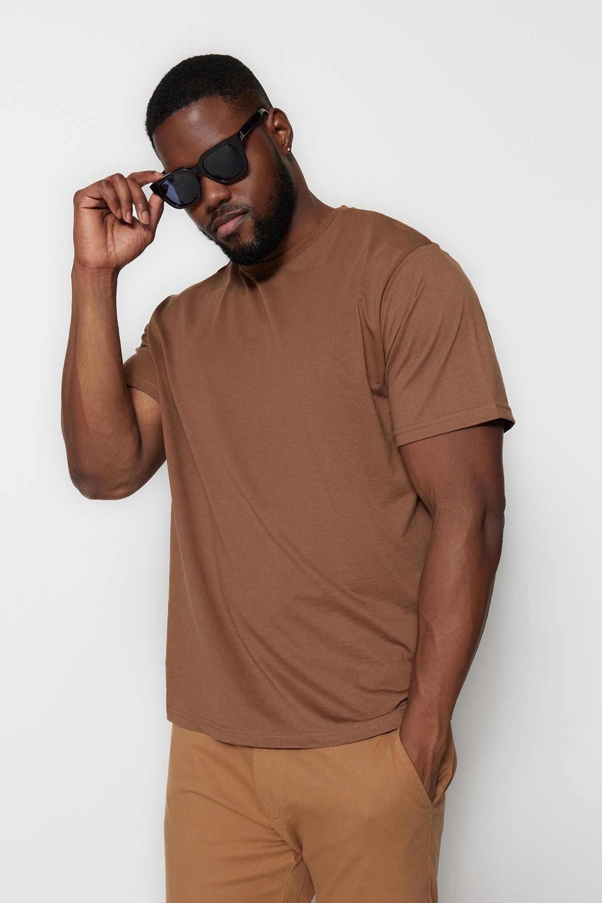 TRENDYOL MAN Kahverengi  Büyük Beden Rahat Regular/Normal Kesim Basic T-Shirt TMNSS23TS00138