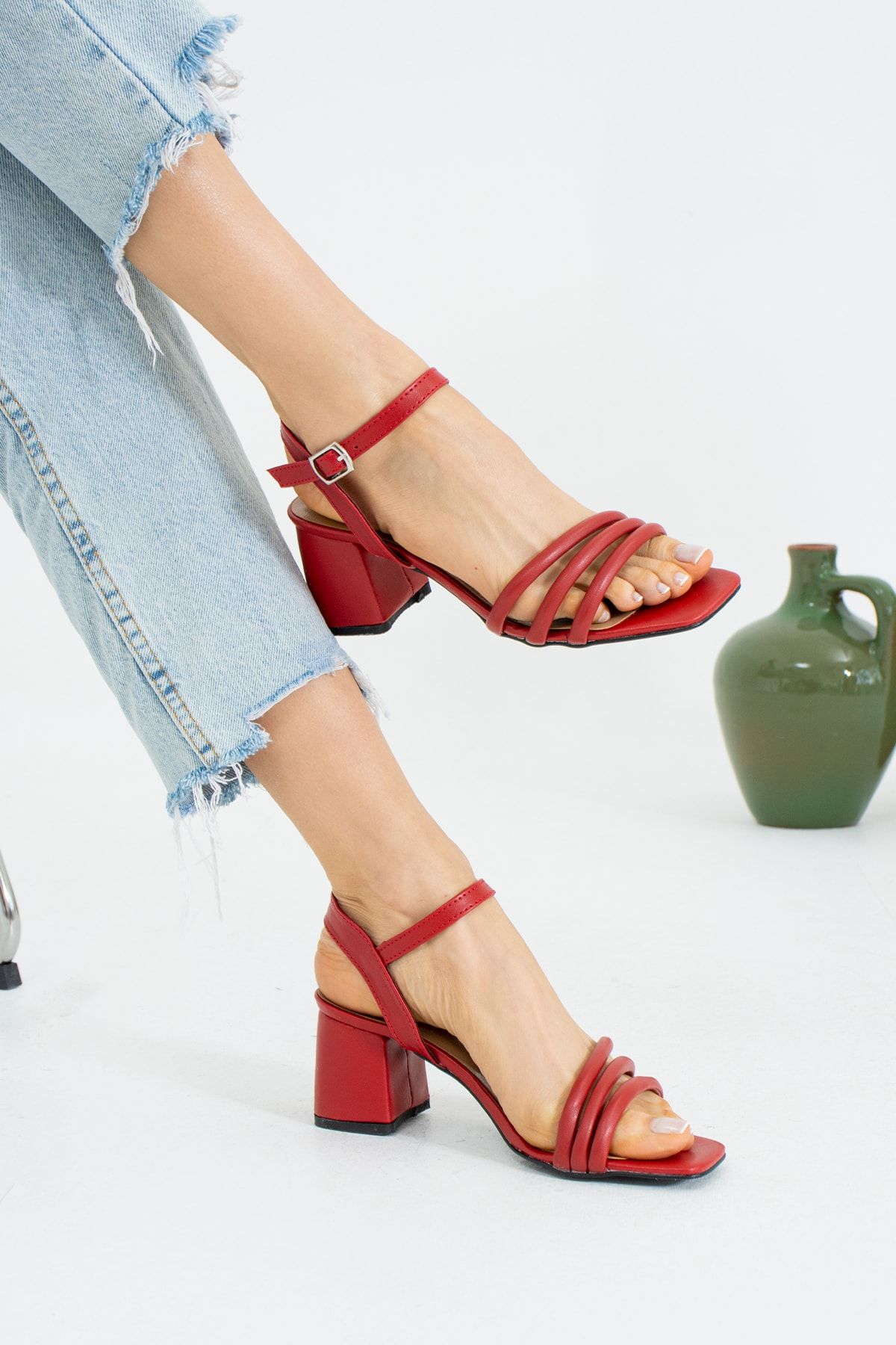 İnan Ayakkabı Kadın Üç Bant Ve Bilekten Kemer Detaylı Topuklu Ayakkabı Kırmızı Renk 6 Cm Topuk