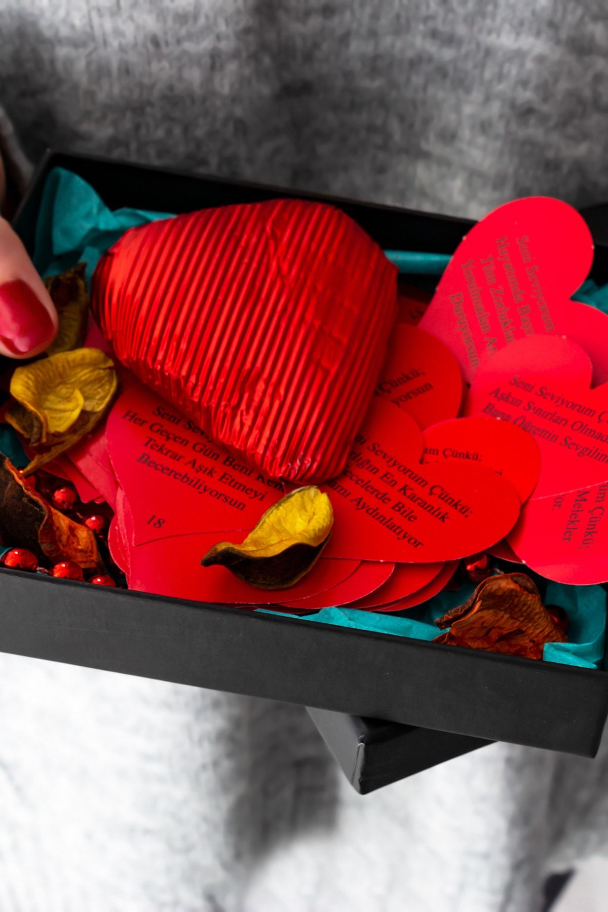 Hediyesepeti Seni Seviyorum Çünkü İle Başlayan 80 Adet Mesaj Kartları Çikolatalı Sevgiliye Kutu