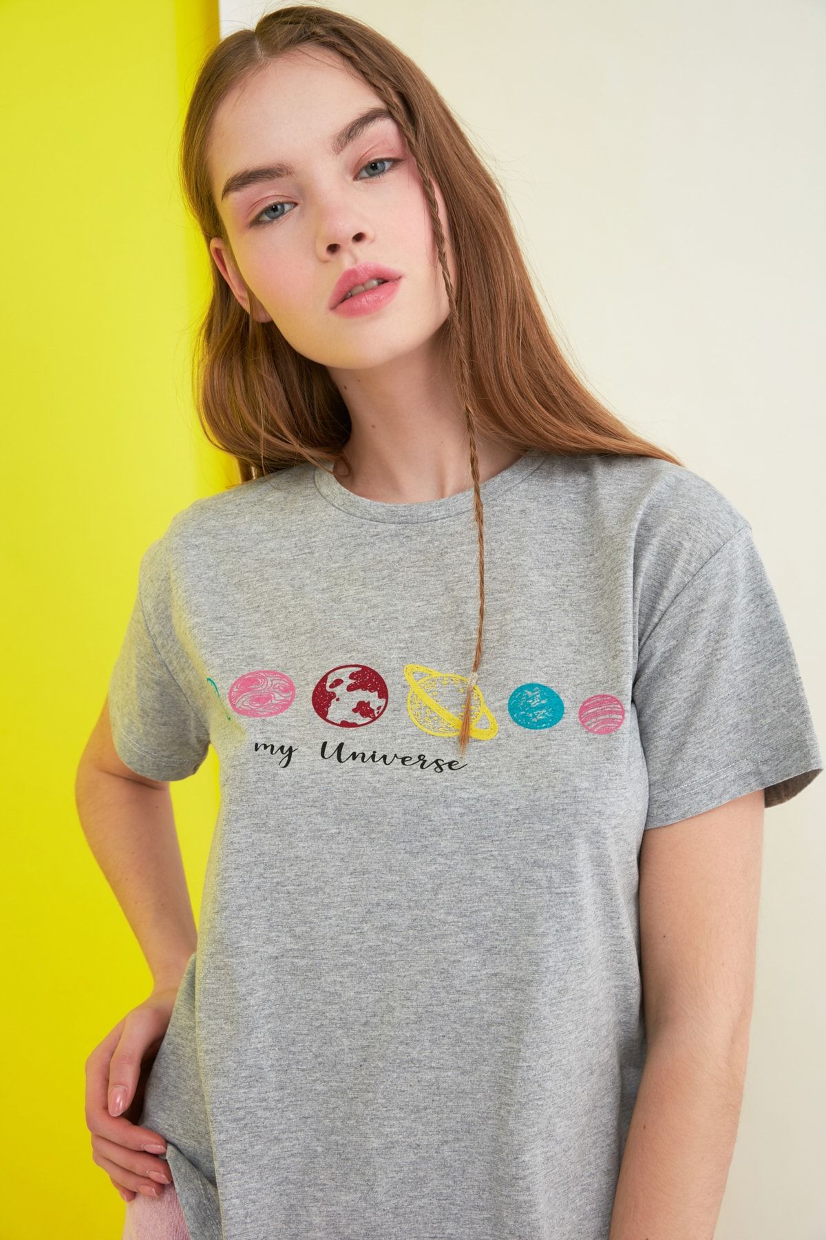 TRENDYOLMİLLA Gri Baskılı Semifitted Örme T-Shirt TWOSS20TS0109