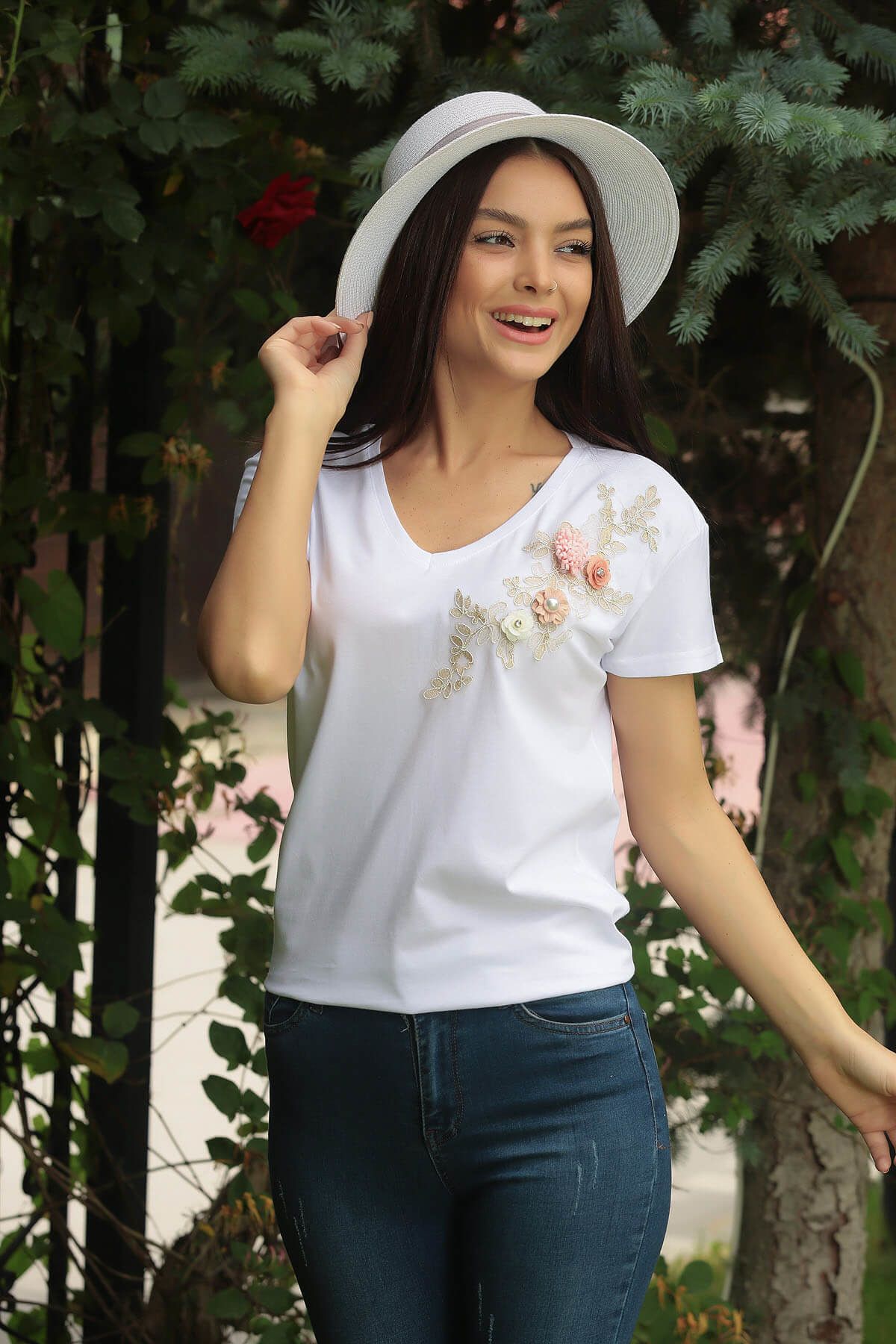 By Saygı Kadın Beyaz Çiçek İşlemeli V Yaka Likra T-Shirt S-18Y3160011