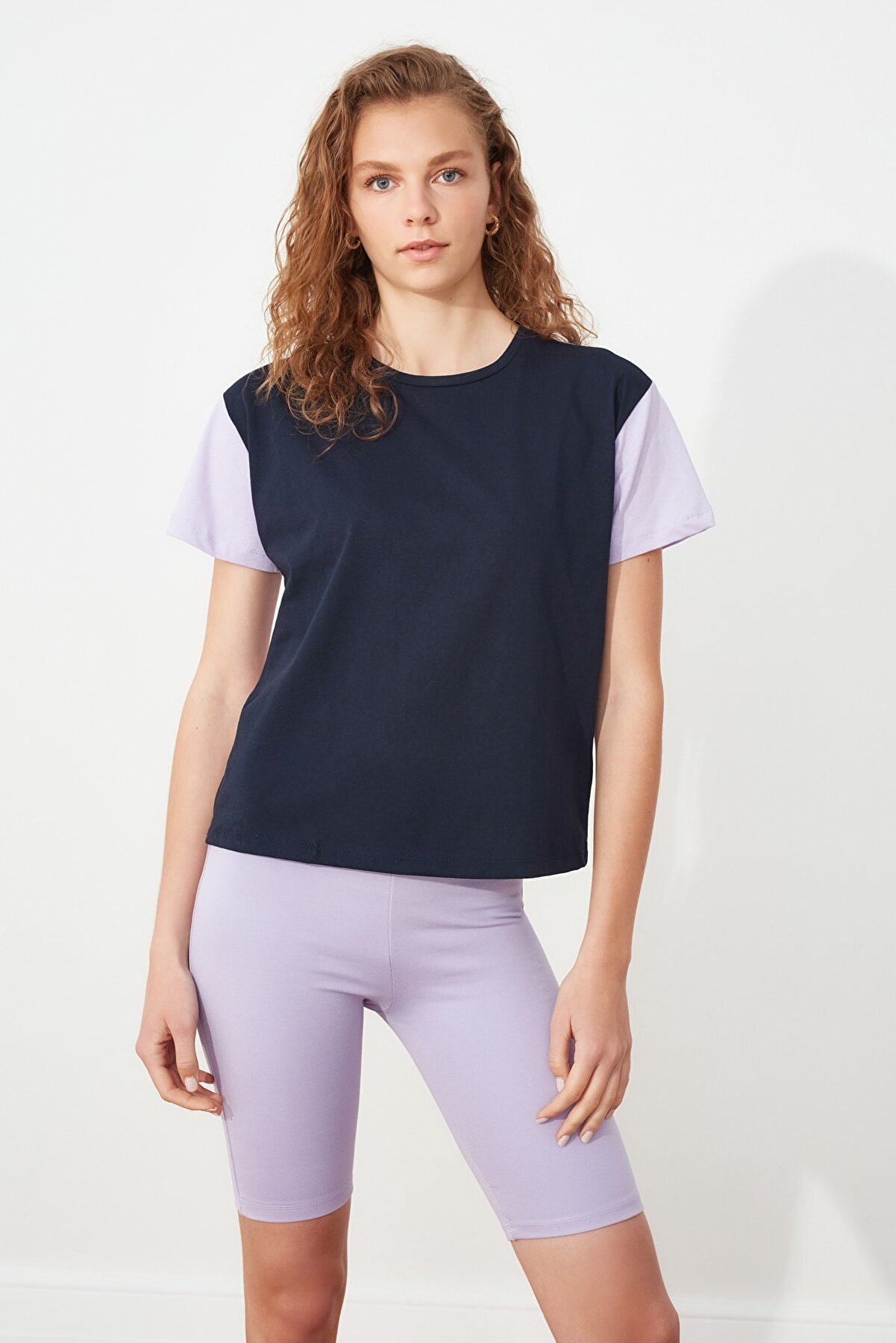 TRENDYOLMİLLA Lacivert Renk Bloklu Semifitted Örme T-Shirt TWOSS21TS3135