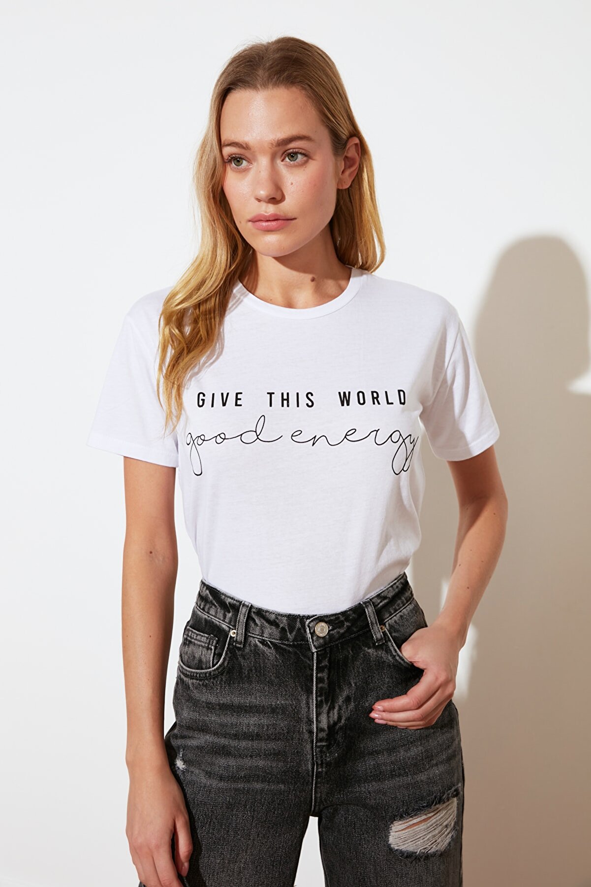 TRENDYOLMİLLA Beyaz Baskılı Semifitted Örme T-Shirt TWOSS21TS0611
