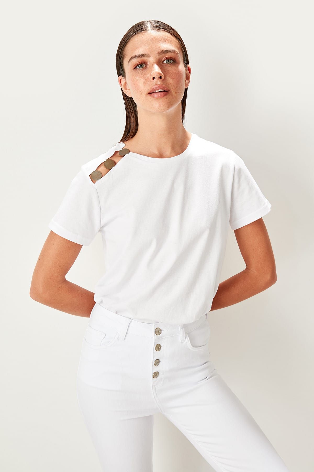 TRENDYOLMİLLA Beyaz Payet Detaylı Örme Basic T-shirt TWOSS19GN0012