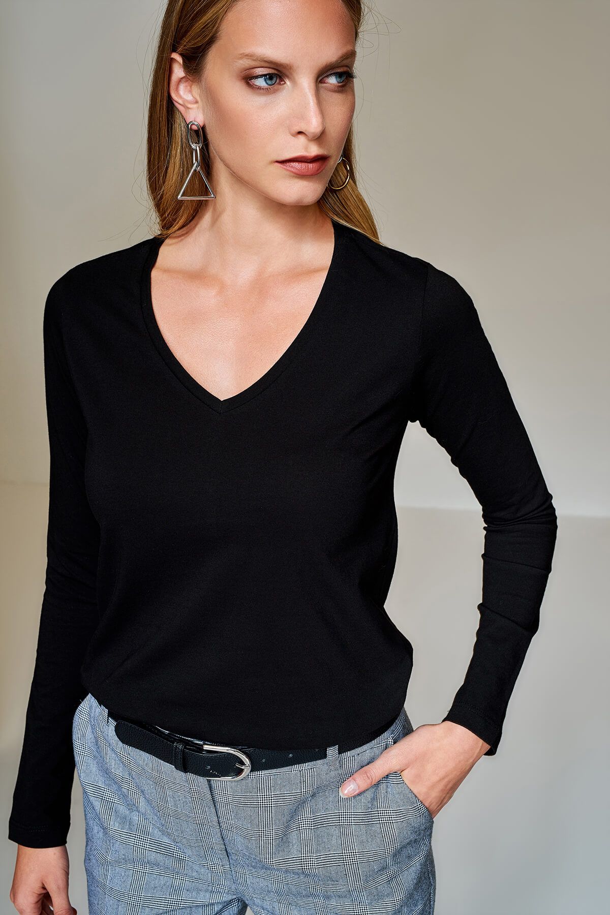 TRENDYOLMİLLA BASIC - Siyah V Yaka Uzun Kollu Kadın T-shirt TOFAW18DU0025