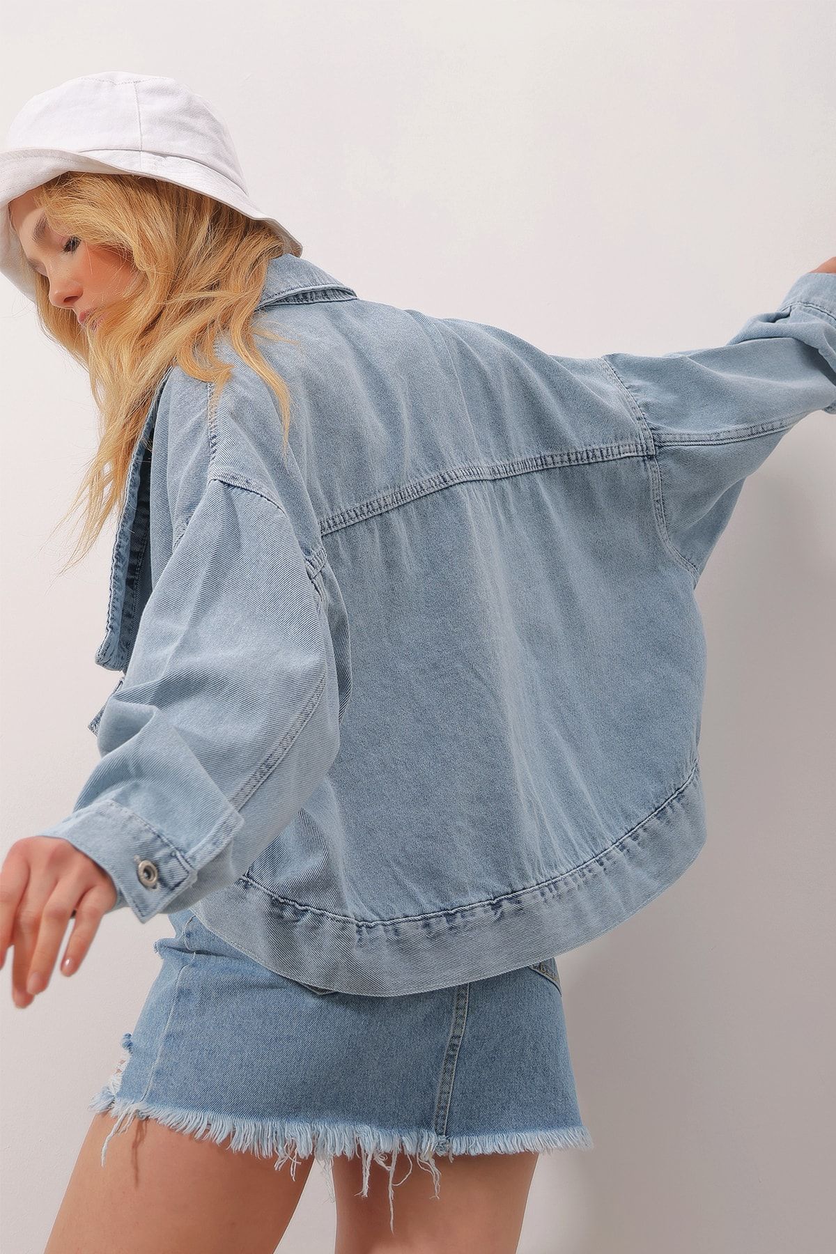 Trend Alaçatı Stili Kadın Buz Mavi Oversize Oval Kesim Gömlek Yaka Crop Jean Ceket ALC-X9821