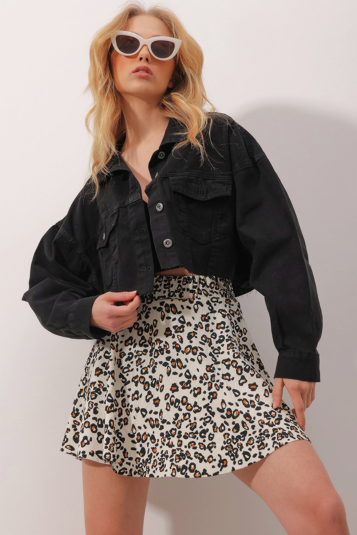 Trend Alaçatı Stili Kadın Siyah Çift Cepli Önü Düğmeli Lazer Kesim Crop Jean Ceket ALC-X9818