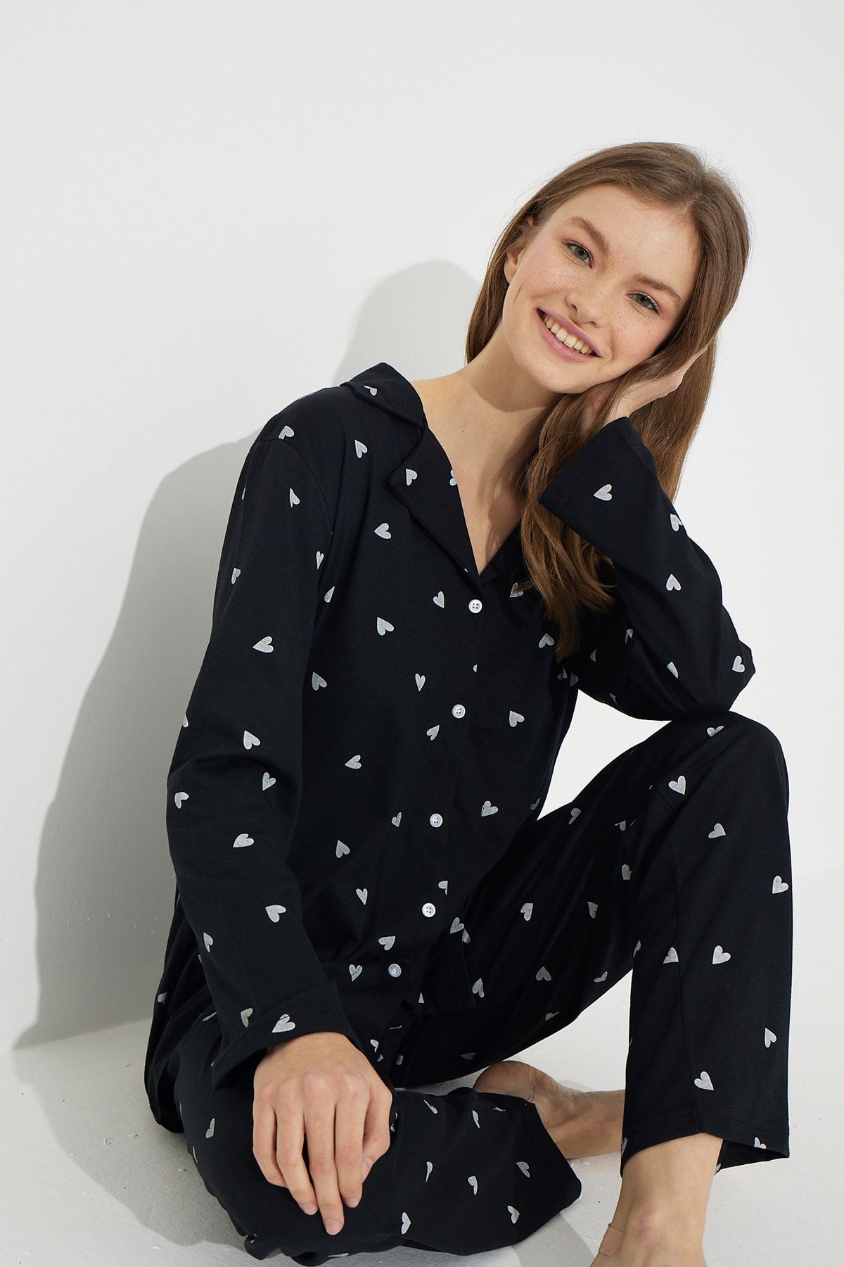 Siyah İnci Siyah Beyaz Kalp Desenli Pamuklu Düğmeli Pijama Takımı