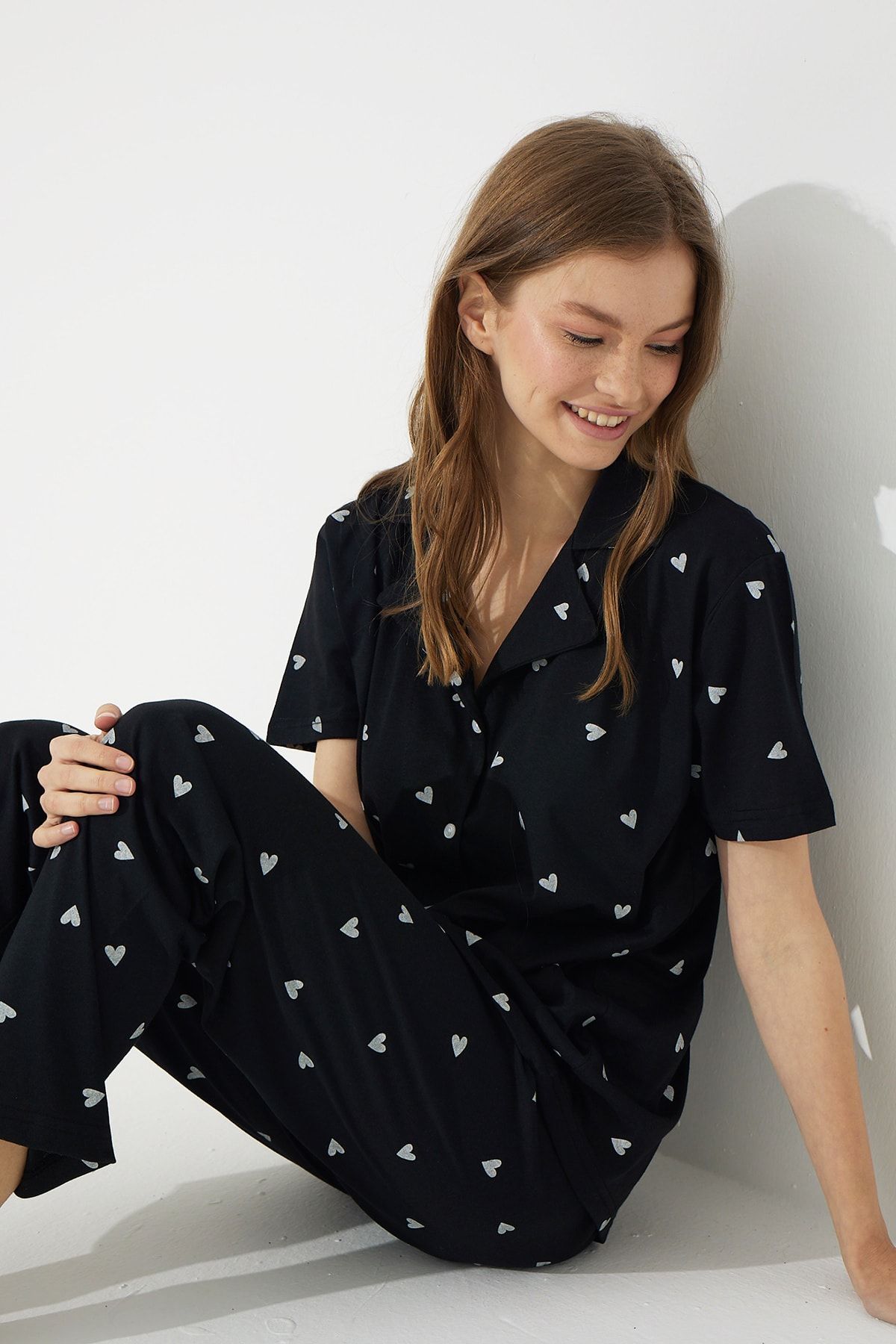 Siyah İnci Siyah Beyaz Kalpli Kısa Kollu Pamuklu Düğmeli Pijama Takımı