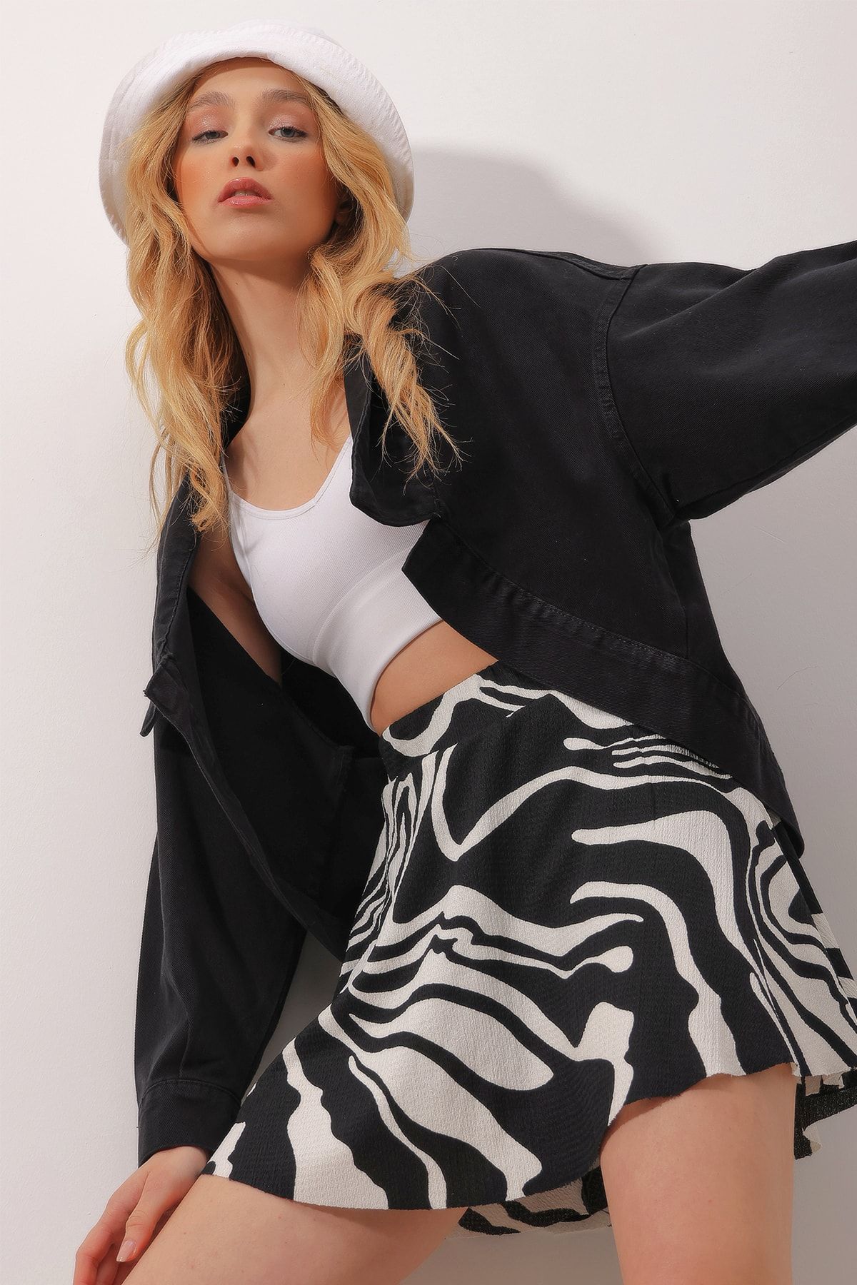 Trend Alaçatı Stili Kadın Siyah Oversize Oval Kesim Gömlek Yaka Crop Jean Ceket ALC-X9821