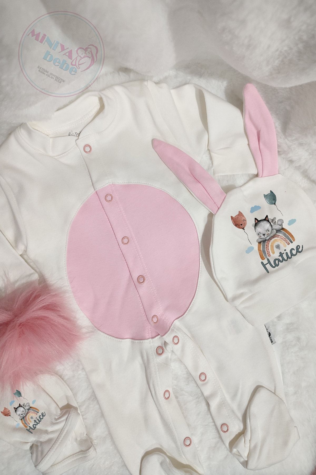 miniya bebe Isimli Pembe-beyaz Kız Bebek Ponponlu Tavşan Tulum Seti, Gökkuşağında Kedi Ve Balon Desen Baskılı