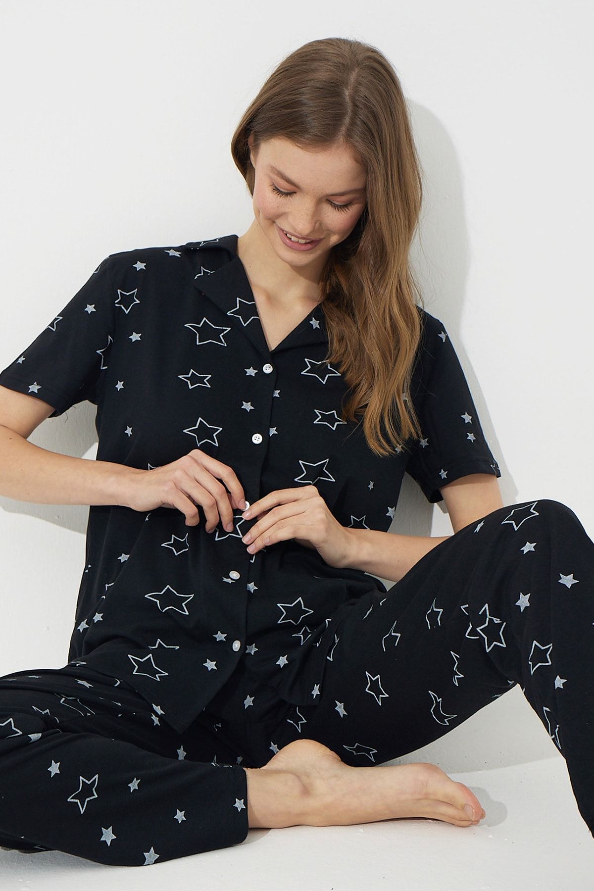 Siyah İnci Siyah Yıldız Desen Kısa Kollu Pamuklu Düğmeli Pijama Takımı