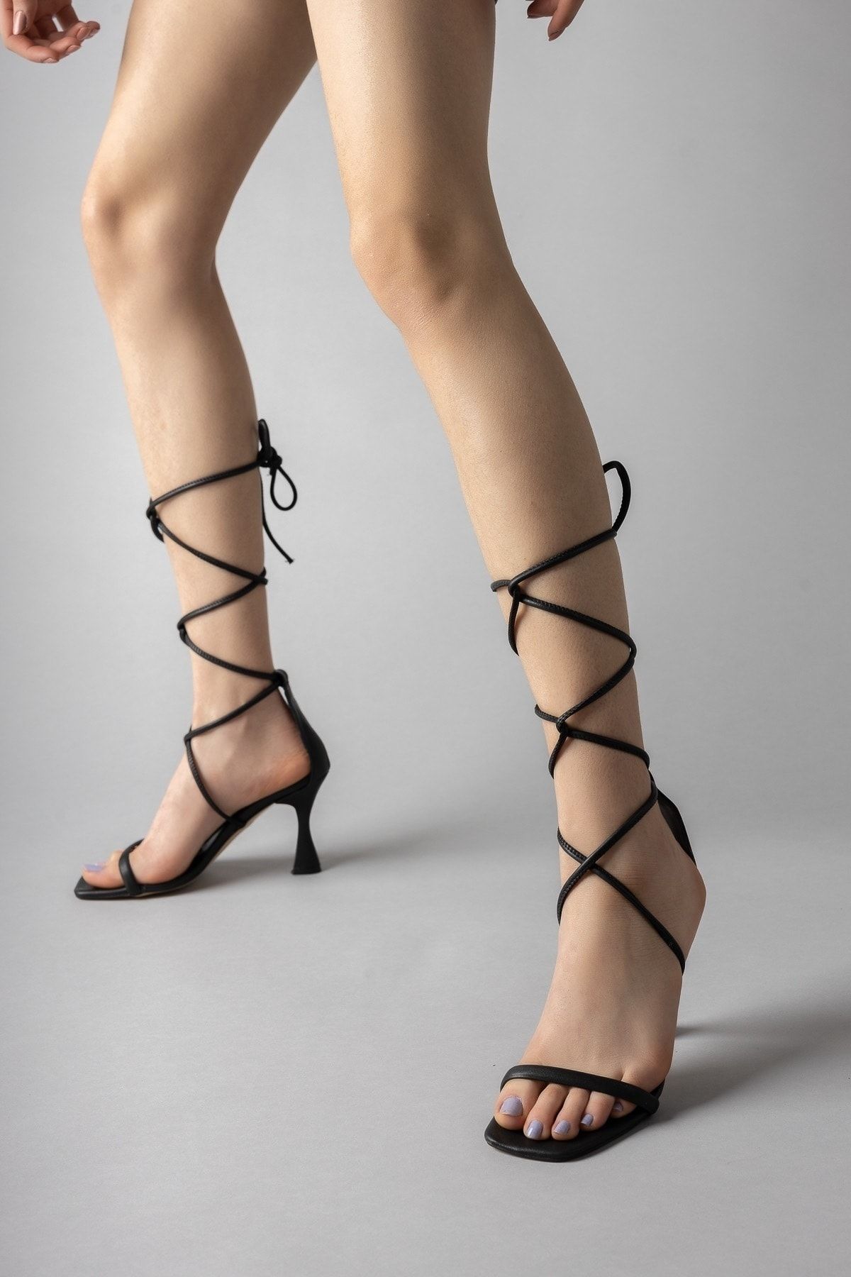 meyra'nın ayakkabıları Siyah Cilt Tek Biyeli Bilekten Bağlamalı Topuklu Ayakkabı