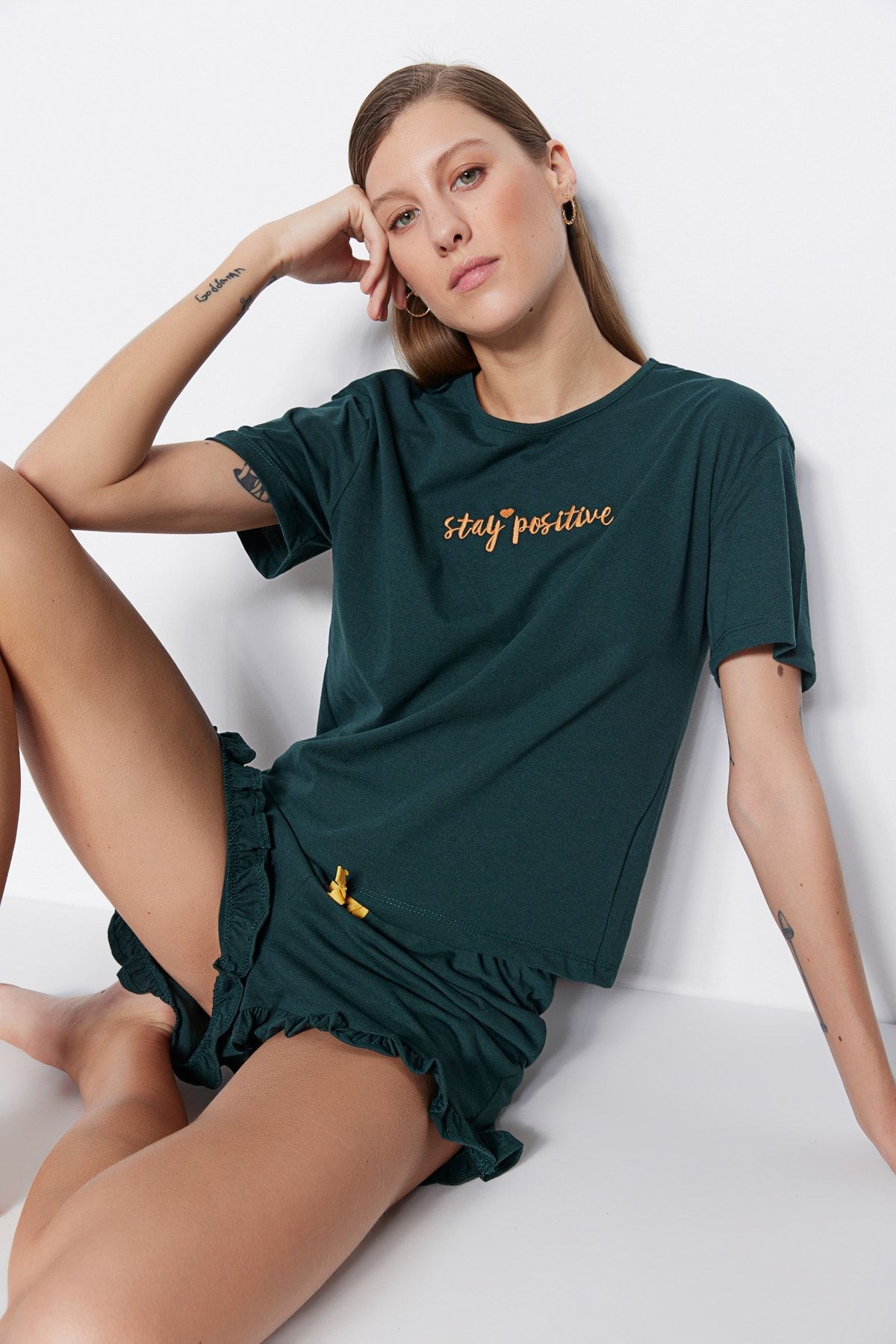 TRENDYOLMİLLA Koyu Yeşil %100 Pamuk Nakışlı Fırfır Detaylı T-shirt-Şort Örme Pijama Takımı THMSS20PT0165
