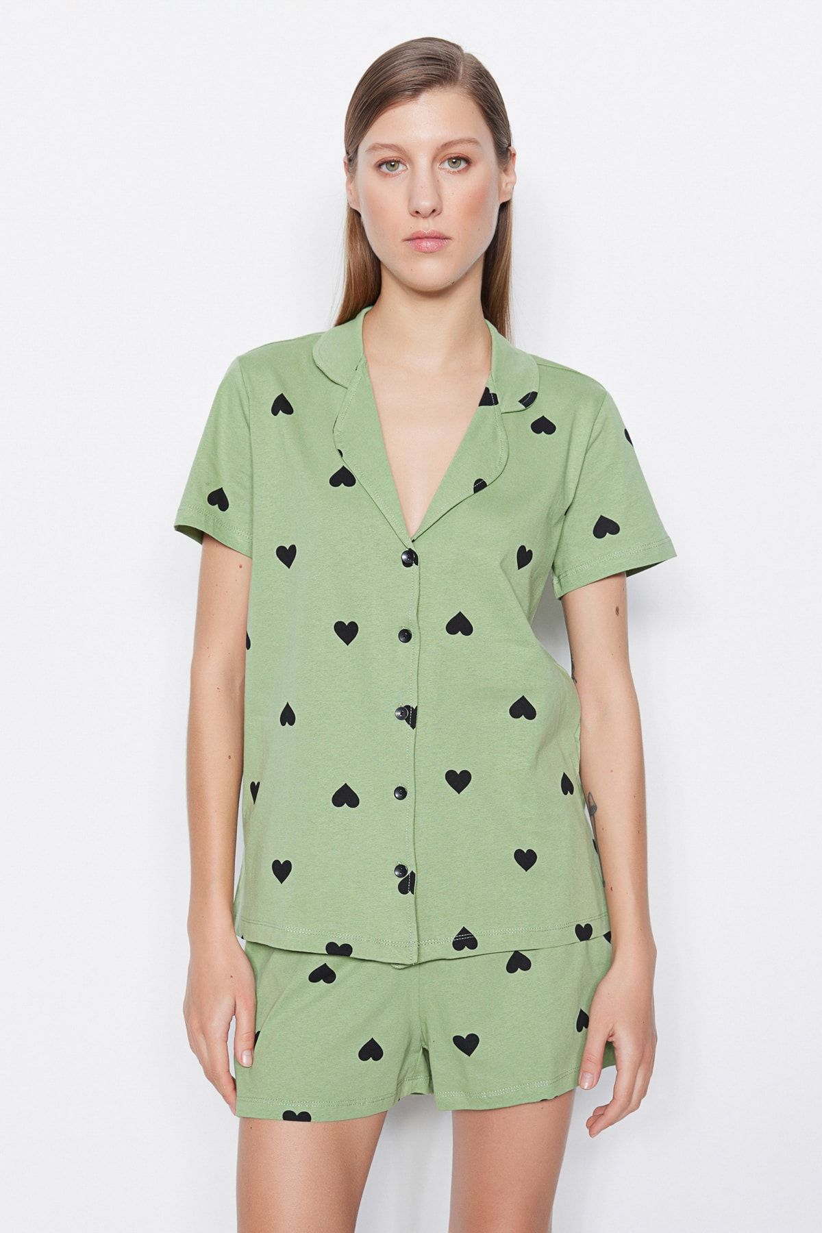 TRENDYOLMİLLA Yeşil %100 Pamuk Kalp Desenli Gömlek-Şort Örme Pijama Takımı THMSS21PT0756