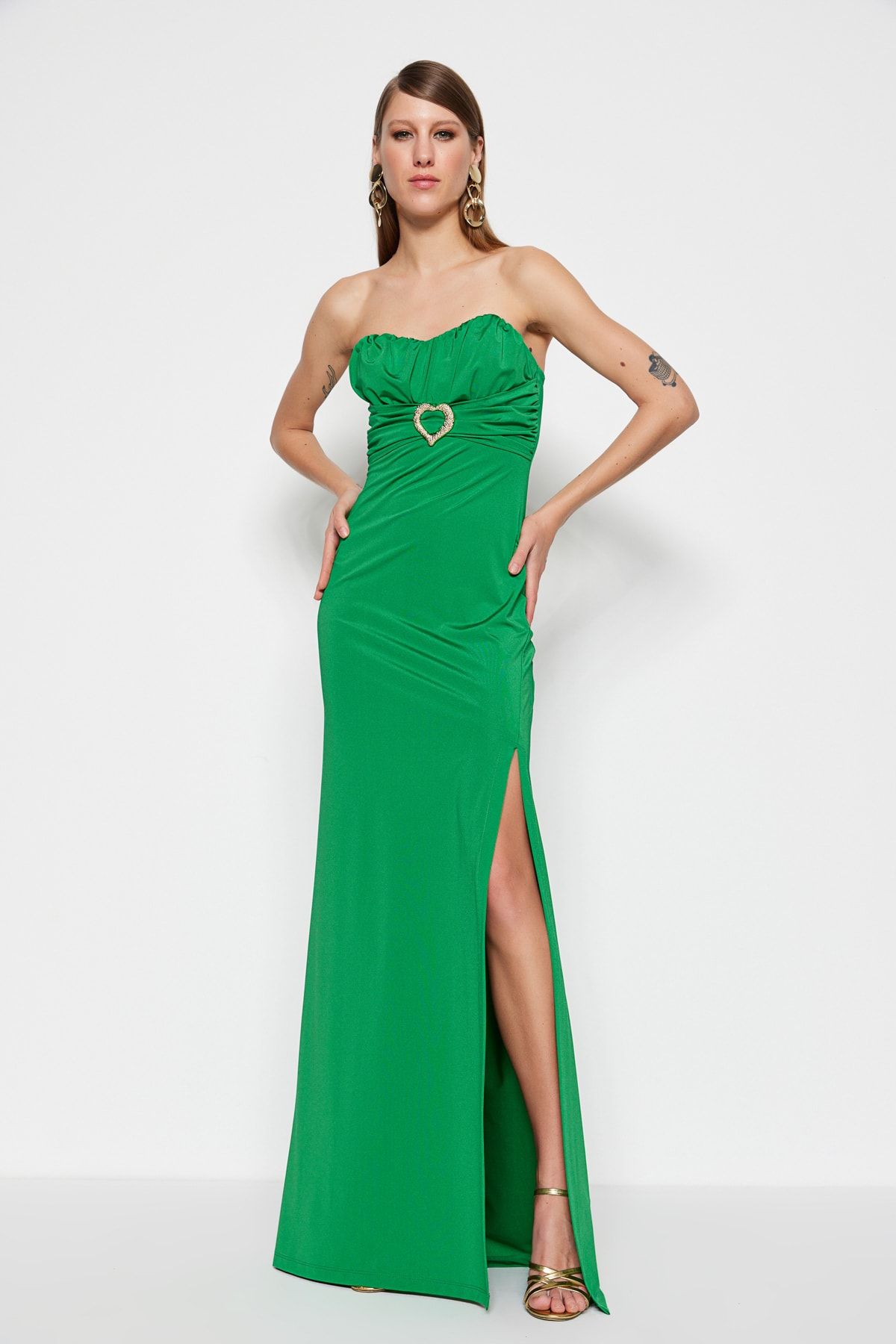 TRENDYOLMİLLA Zümrüt Yeşili Astarlı Örme Aksesuarlı Uzun Gece Abiye Elbisesi TPRSS23AE00047
