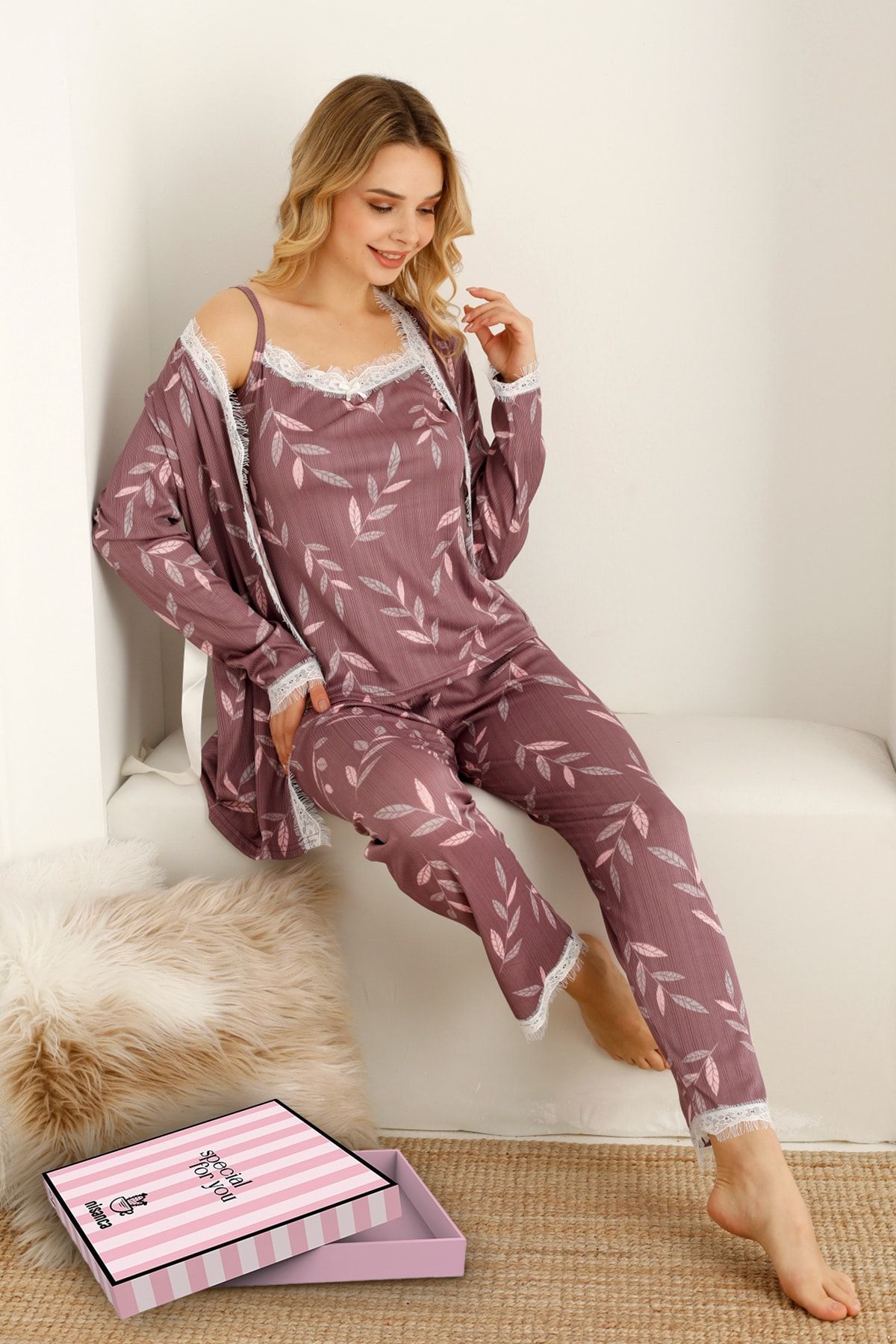 Nisanca Sabahlıklıklı 3 Parça Çeyizlik Kutulu Kadın Pijama Takımı- Dantelli Kutulu Kadın Pijama- Geniş Beden