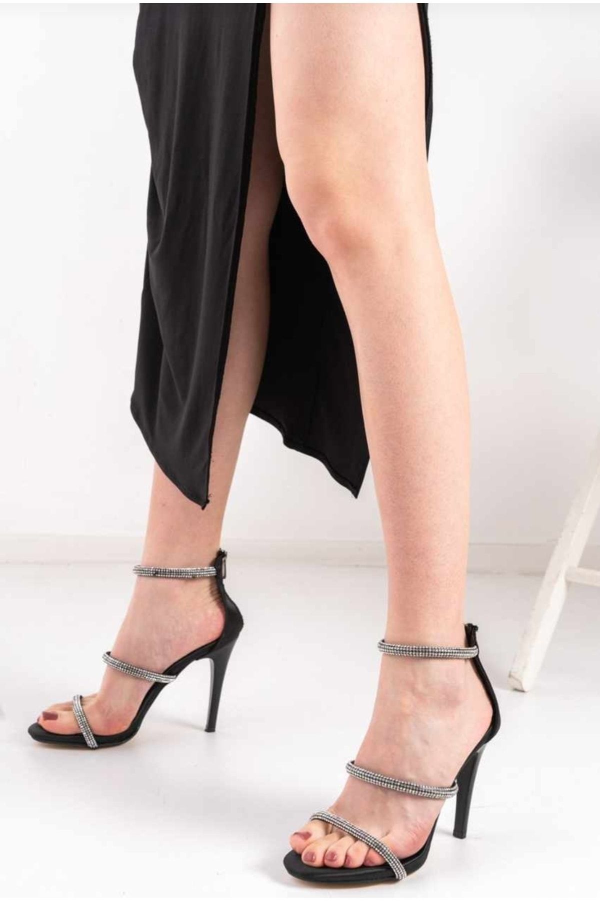 Afilli Kadın Siyah Taşlı İnce Yüksek Topuklu İnce Tek Bantlı Açık Bağcıklı Abiye Sandalet Ayakkabı